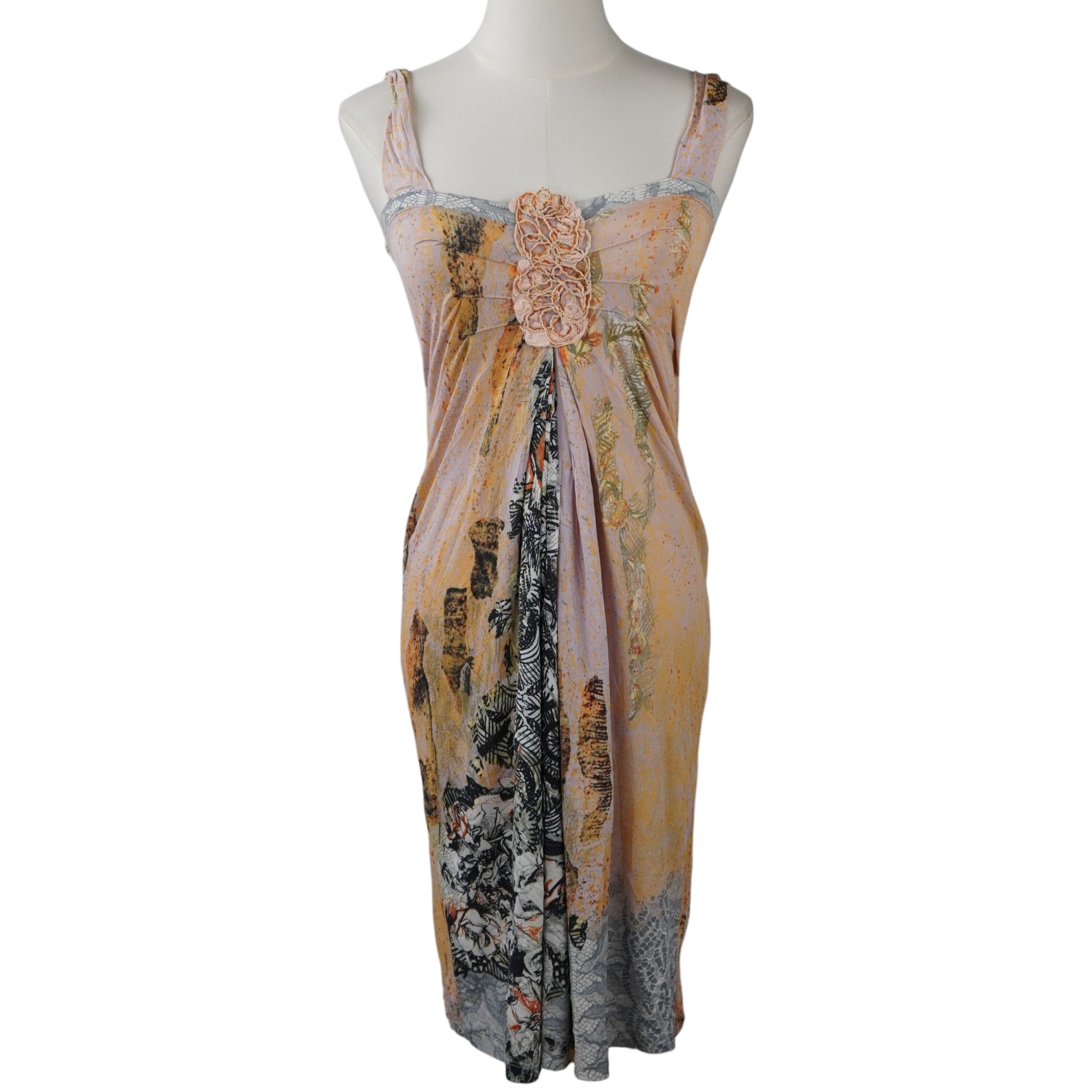 Abito Save The Queen! vintage con stampa astratta e pizzo grigio, vista frontale su manichino.