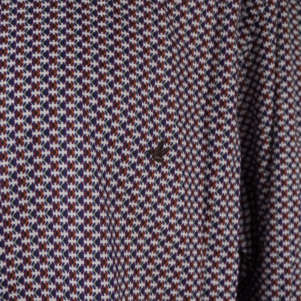 Primo piano dell'iconico logo del merlo Brooksfield ricamato con discrezione sul petto.