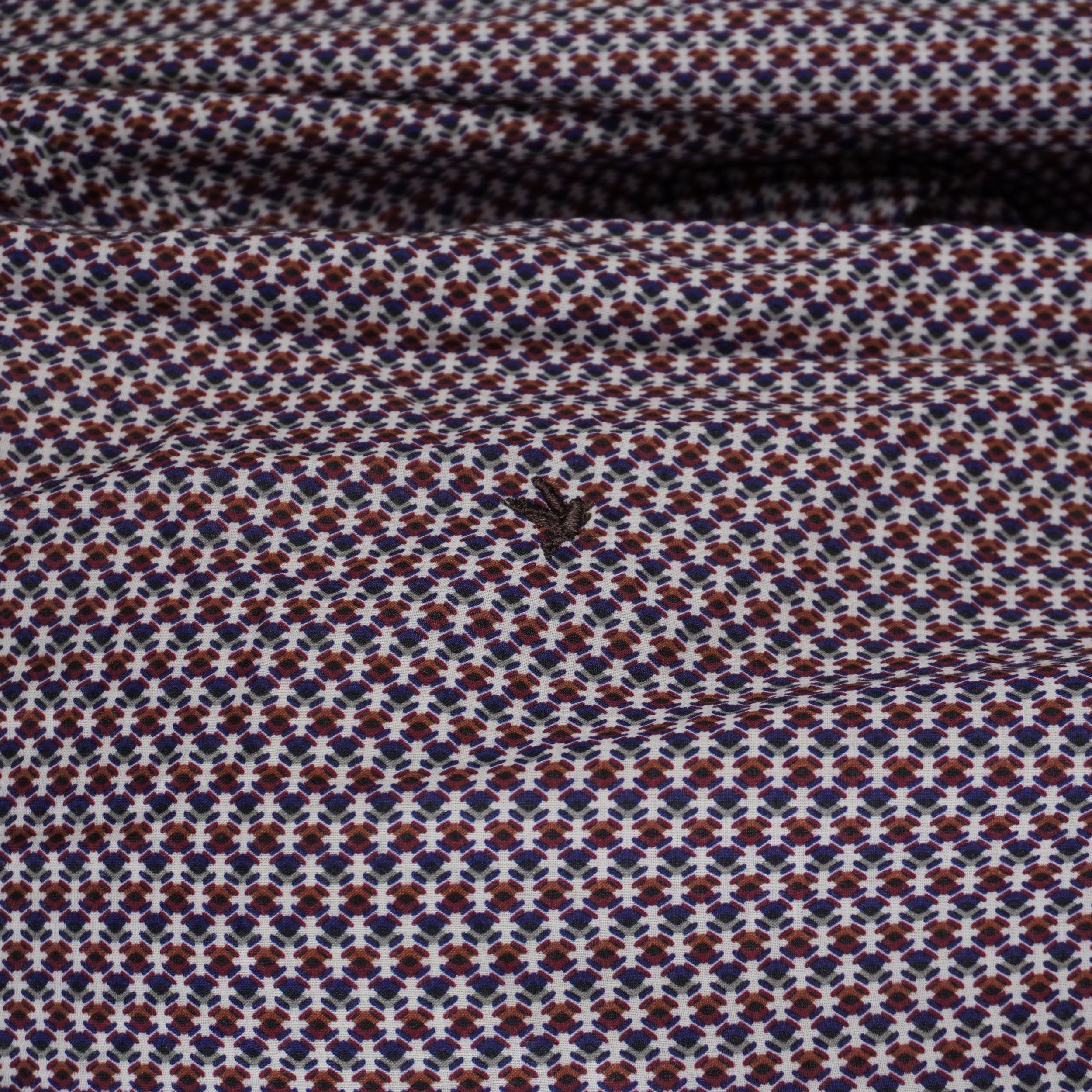Primo piano dell'iconico logo del merlo Brooksfield ricamato con discrezione sul petto.