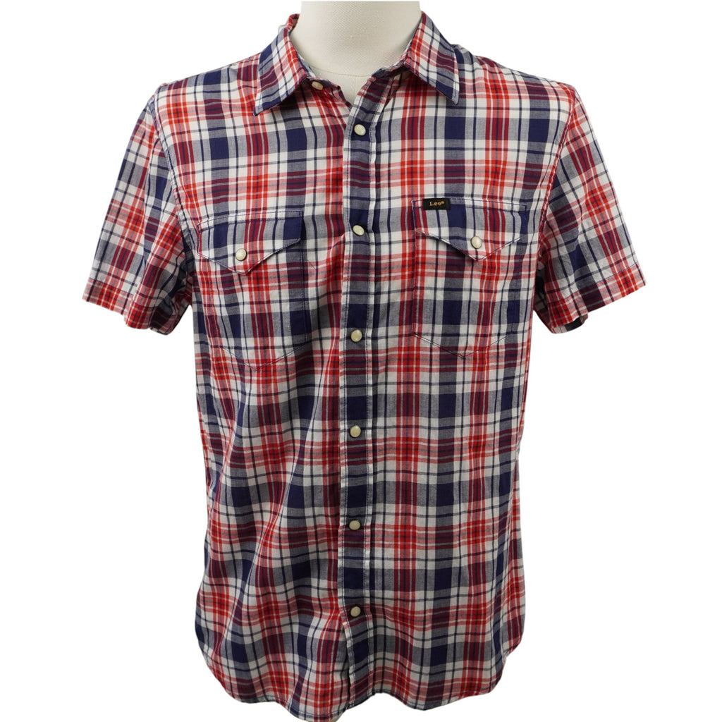 Camicia Lee a maniche corte in stile Western, vestibilità Slim Fit con bottoni a pressione perlati e taschini a punta. Fantasia a quadri plaid rosso, blu e bianco, taglia M in condizioni eccellenti.