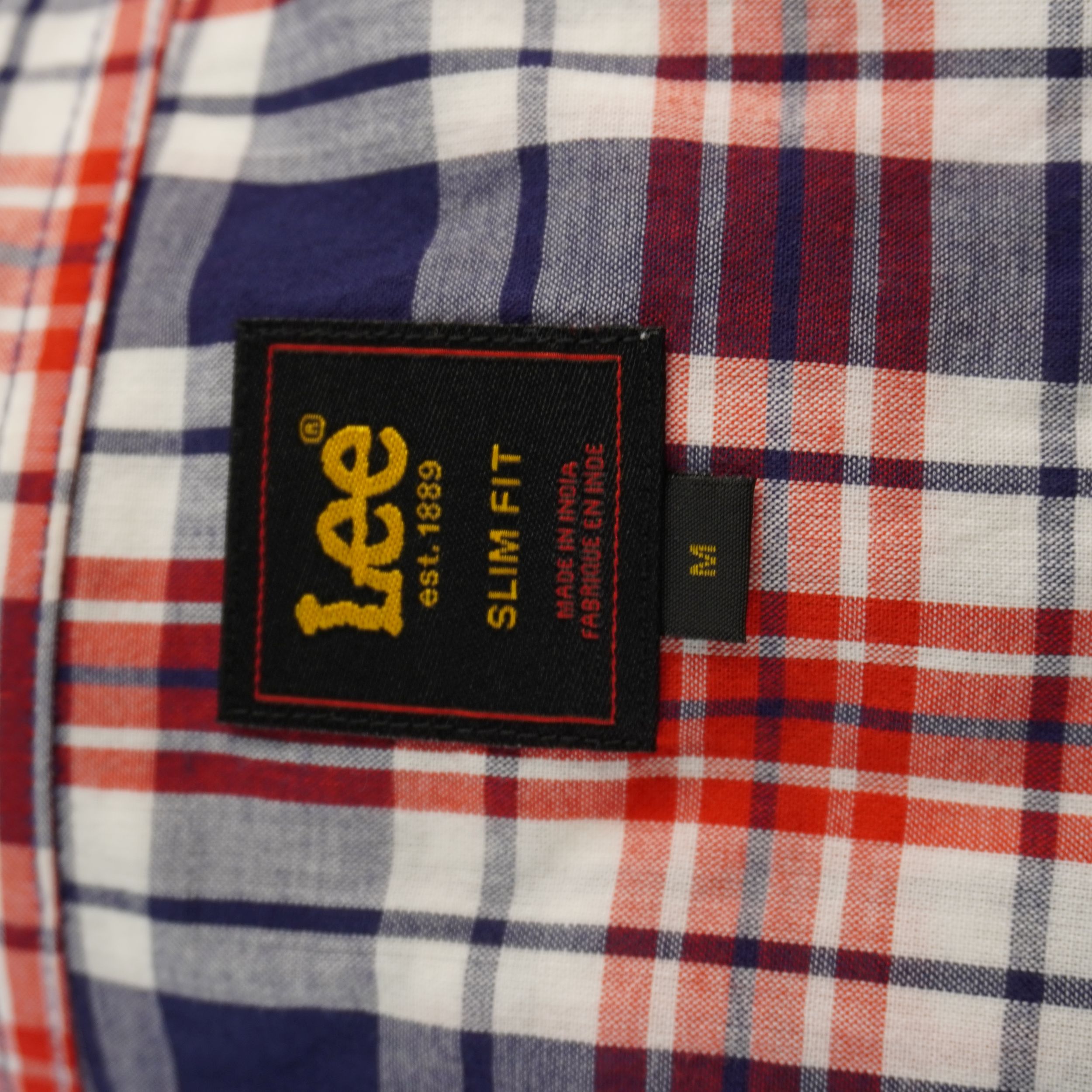 Camicia Lee a maniche corte in stile Western, vestibilità Slim Fit con bottoni a pressione perlati e taschini a punta. Fantasia a quadri plaid rosso, blu e bianco, taglia M in condizioni eccellenti.