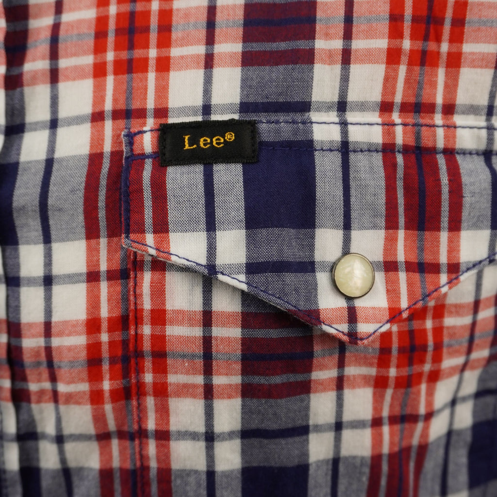 Camicia Lee a maniche corte in stile Western, vestibilità Slim Fit con bottoni a pressione perlati e taschini a punta. Fantasia a quadri plaid rosso, blu e bianco, taglia M in condizioni eccellenti.