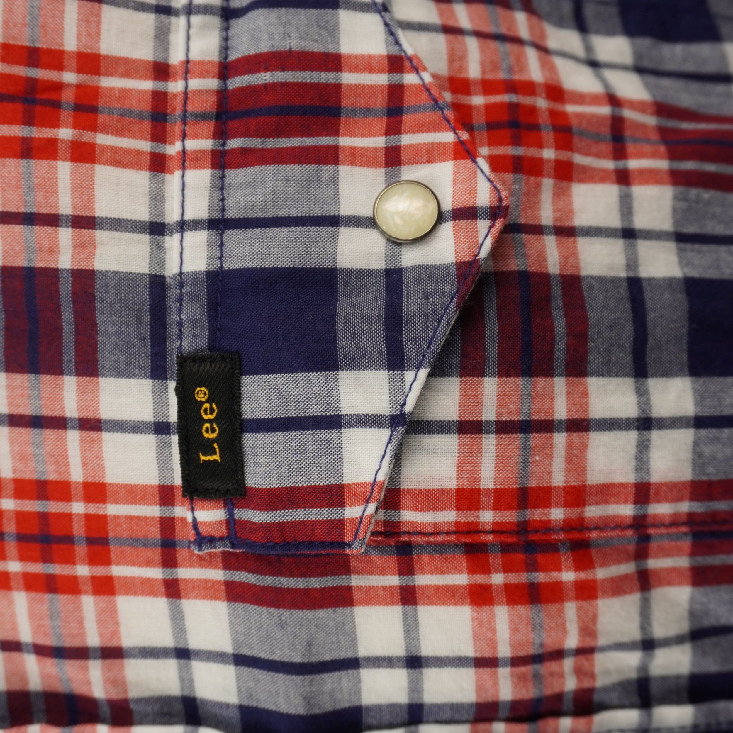 Camicia Lee a maniche corte in stile Western, vestibilità Slim Fit con bottoni a pressione perlati e taschini a punta. Fantasia a quadri plaid rosso, blu e bianco, taglia M in condizioni eccellenti.