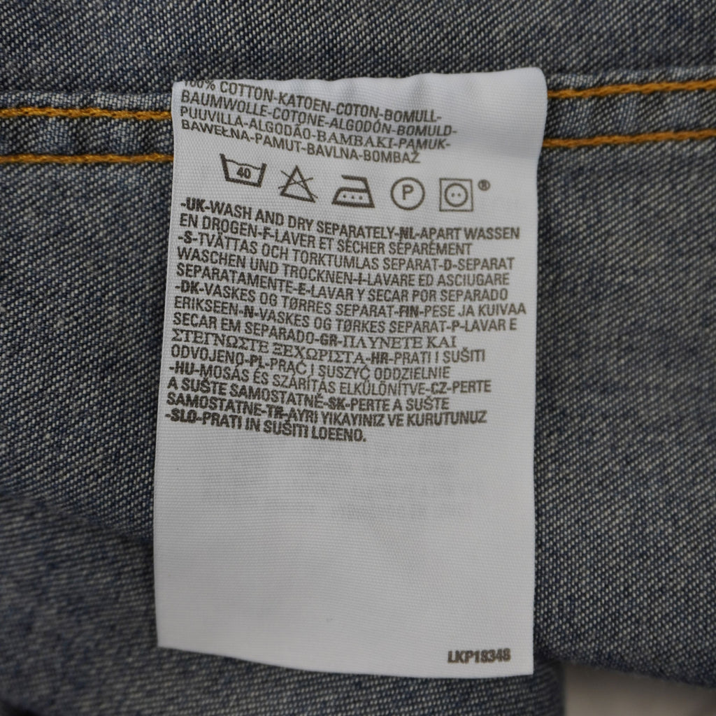 Camicia di jeans Levi's modello Western Barstow del 2002 in denim indigo scuro. Dettaglio bottoni a pressione perlati, carré a punta e Red Tab originale. Taglia S in eccellenti condizioni vintage.