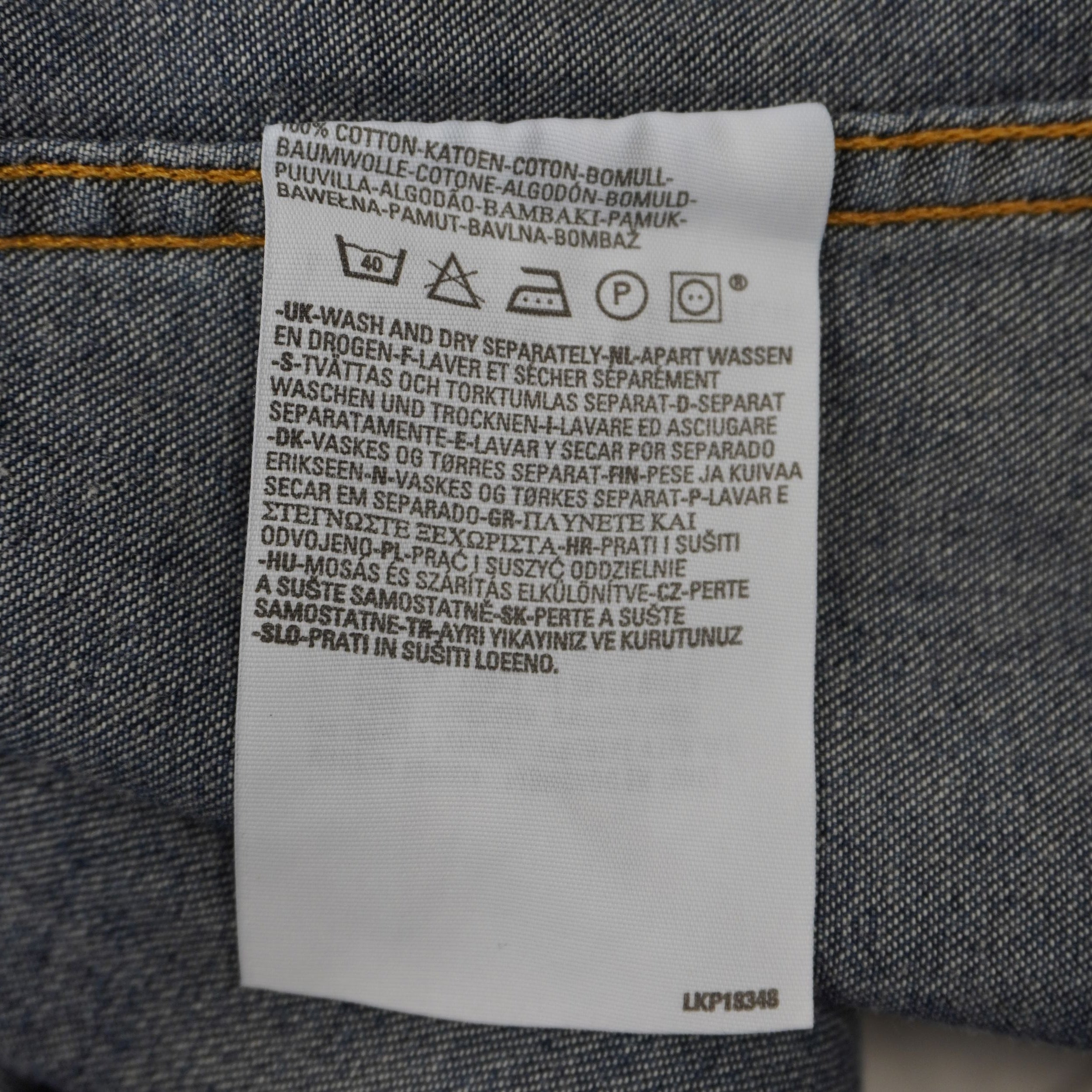 Camicia di jeans Levi's modello Western Barstow del 2002 in denim indigo scuro. Dettaglio bottoni a pressione perlati, carré a punta e Red Tab originale. Taglia S in eccellenti condizioni vintage.