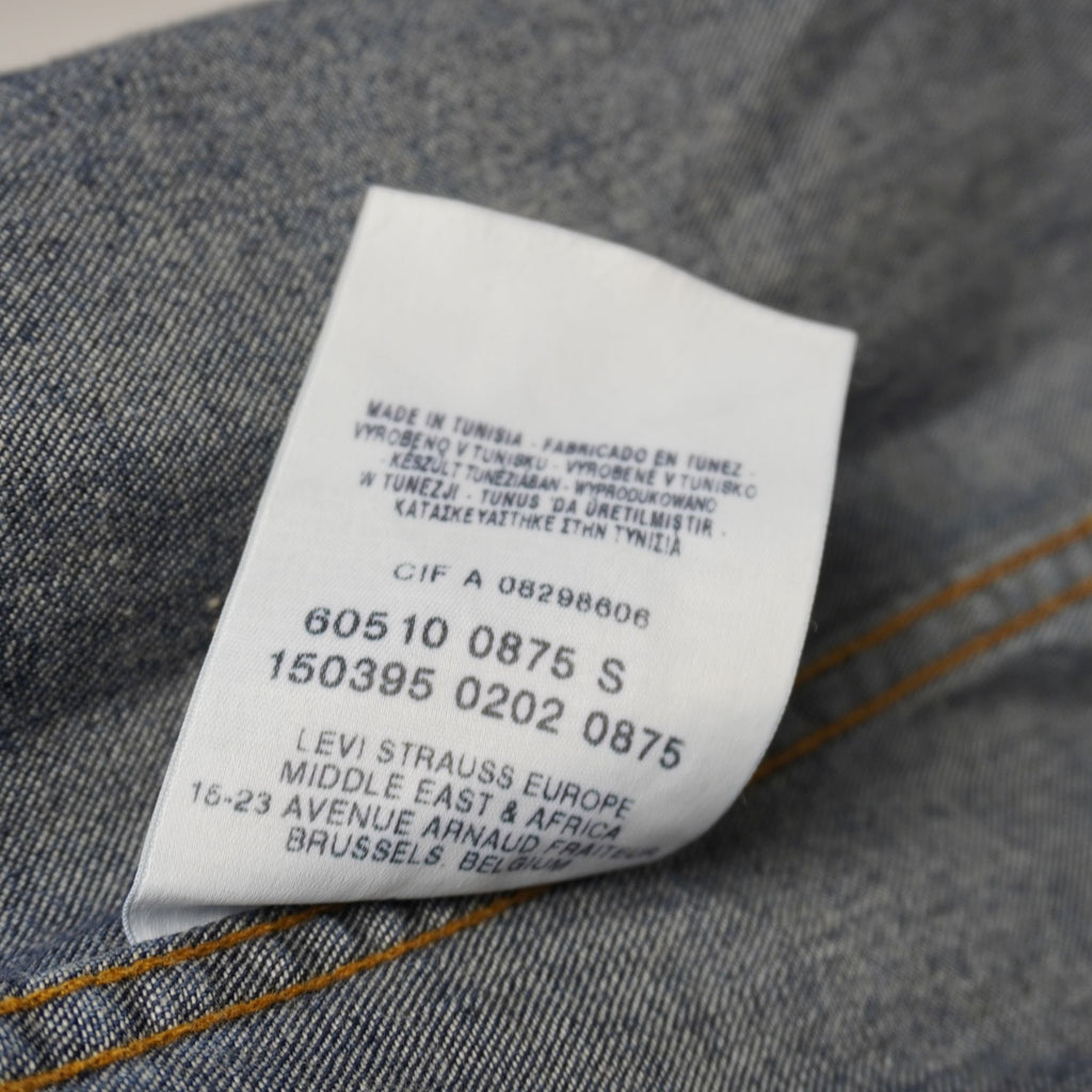 Camicia di jeans Levi's modello Western Barstow del 2002 in denim indigo scuro. Dettaglio bottoni a pressione perlati, carré a punta e Red Tab originale. Taglia S in eccellenti condizioni vintage.