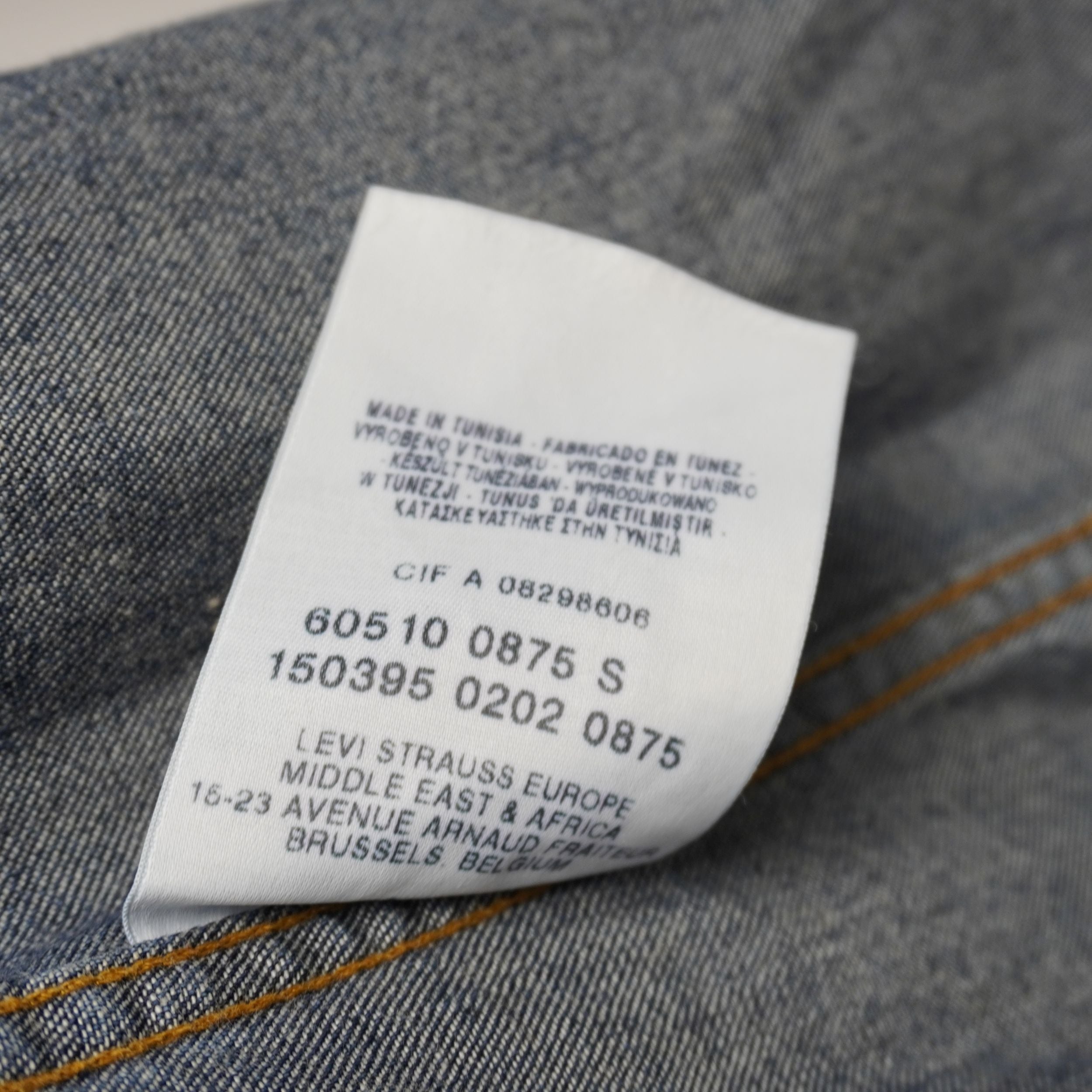 Camicia di jeans Levi's modello Western Barstow del 2002 in denim indigo scuro. Dettaglio bottoni a pressione perlati, carré a punta e Red Tab originale. Taglia S in eccellenti condizioni vintage.
