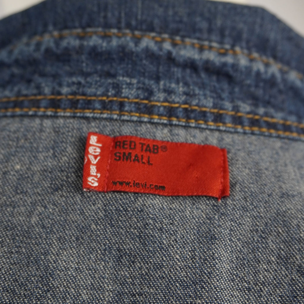 Camicia di jeans Levi's modello Western Barstow del 2002 in denim indigo scuro. Dettaglio bottoni a pressione perlati, carré a punta e Red Tab originale. Taglia S in eccellenti condizioni vintage.