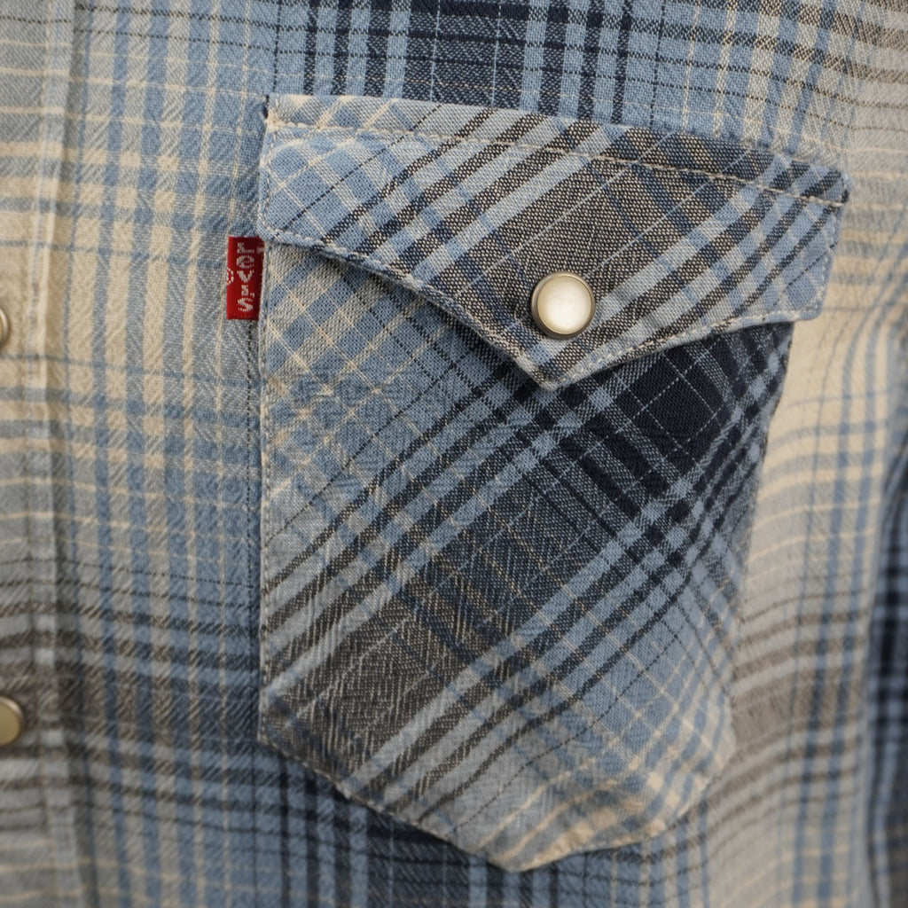 Camicia Levi's modello Western Pearl Snap a maniche corte, fantasia a quadri plaid azzurro, blu e beige. Dettaglio bottoni a pressione madreperla, taschini a punta e Red Tab originale. Taglia M in ottime condizioni vintage.