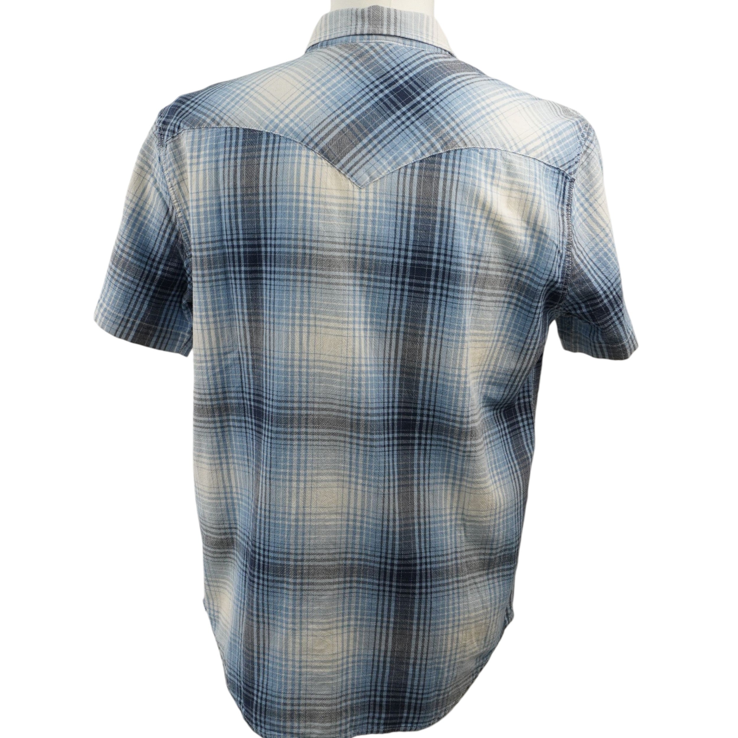 Camicia Levi's modello Western Pearl Snap a maniche corte, fantasia a quadri plaid azzurro, blu e beige. Dettaglio bottoni a pressione madreperla, taschini a punta e Red Tab originale. Taglia M in ottime condizioni vintage.