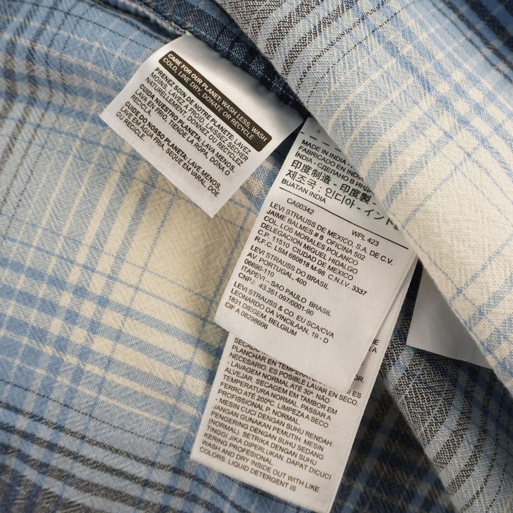 Camicia Levi's modello Western Pearl Snap a maniche corte, fantasia a quadri plaid azzurro, blu e beige. Dettaglio bottoni a pressione madreperla, taschini a punta e Red Tab originale. Taglia M in ottime condizioni vintage.