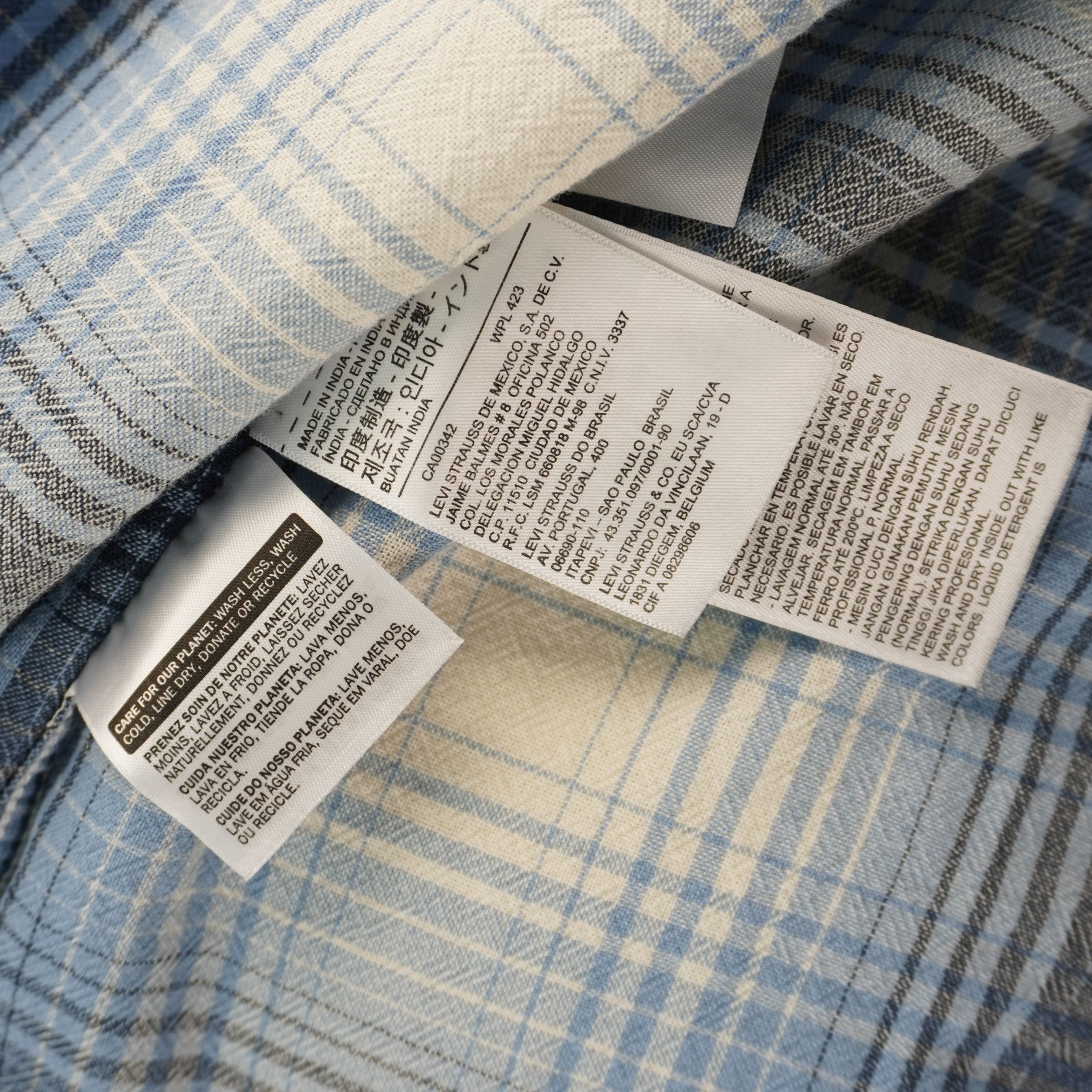 Camicia Levi's modello Western Pearl Snap a maniche corte, fantasia a quadri plaid azzurro, blu e beige. Dettaglio bottoni a pressione madreperla, taschini a punta e Red Tab originale. Taglia M in ottime condizioni vintage.