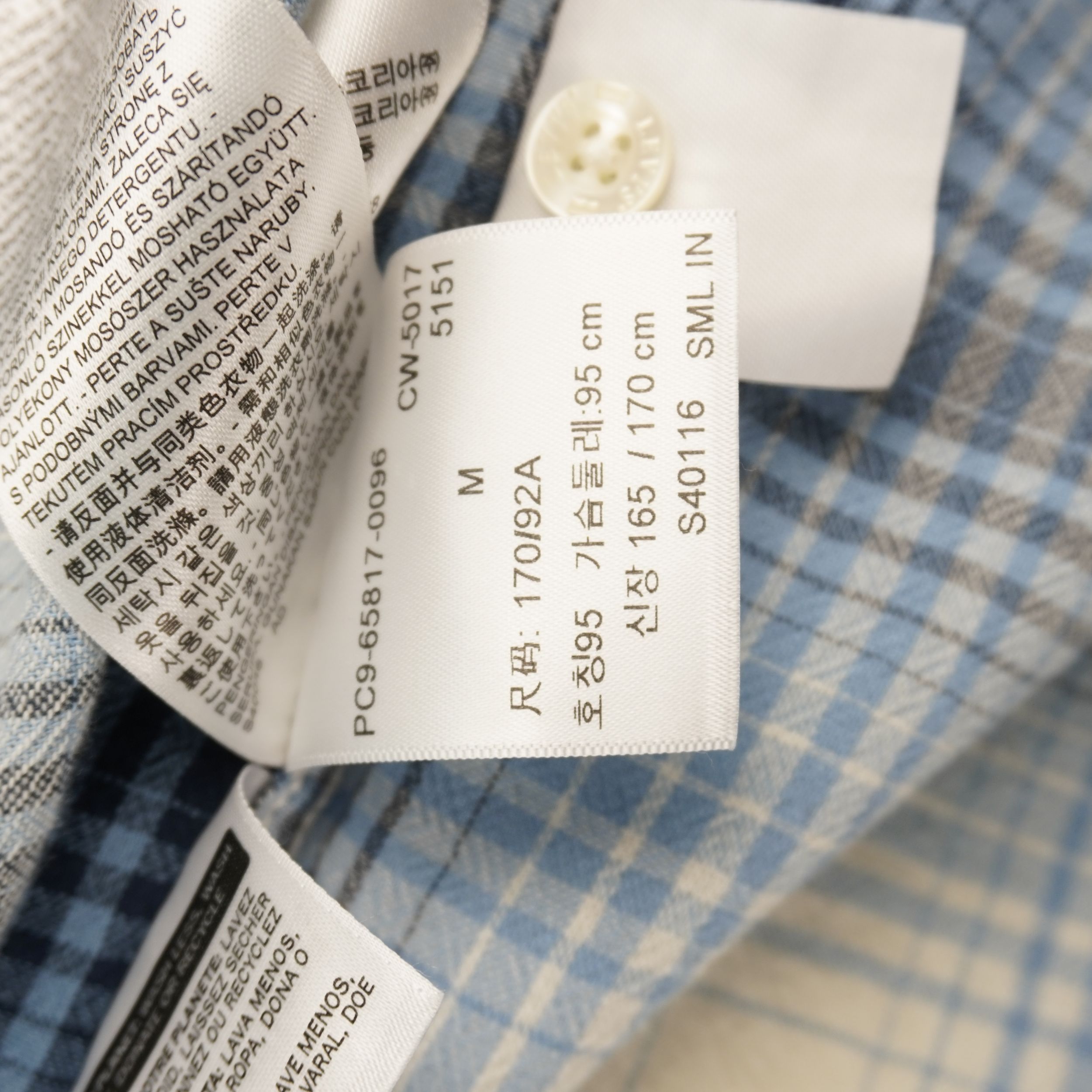 Camicia Levi's modello Western Pearl Snap a maniche corte, fantasia a quadri plaid azzurro, blu e beige. Dettaglio bottoni a pressione madreperla, taschini a punta e Red Tab originale. Taglia M in ottime condizioni vintage.