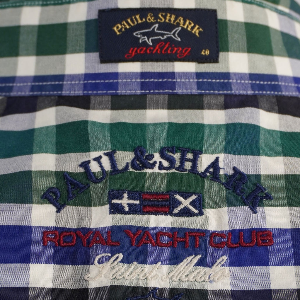 Camicia Paul & Shark Yachting a quadri verde e blu con maxi ricavo celebrativo "Royal Yacht Club Saint-Malo" sul retro. Modello vintage Made in Italy in 100% cotone premium, taglia 40 in condizioni eccellenti.