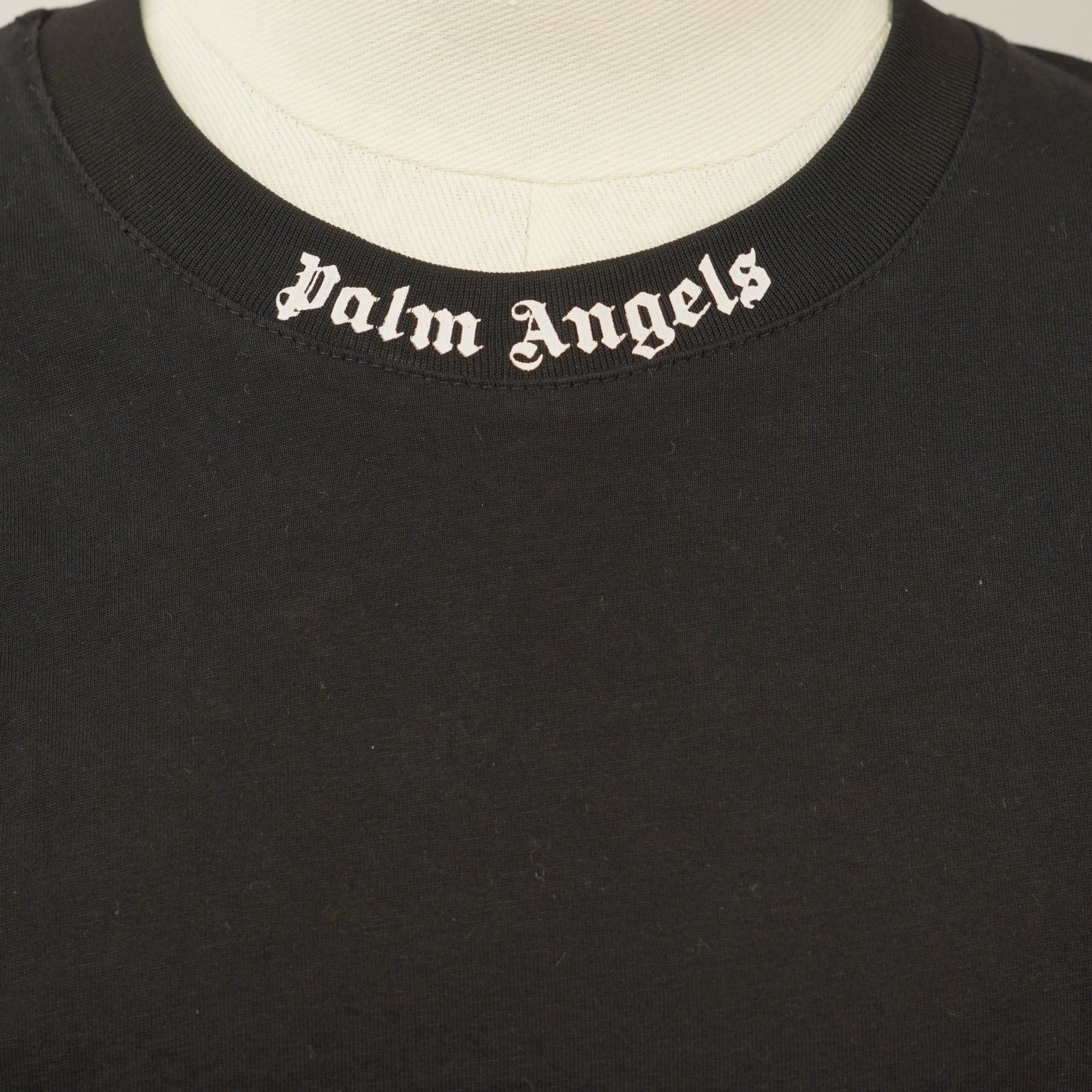 T-shirt Palm Angels "Logo Over" – Nera con Scritta Gotica al Collo – Taglia S (Oversize Fit)