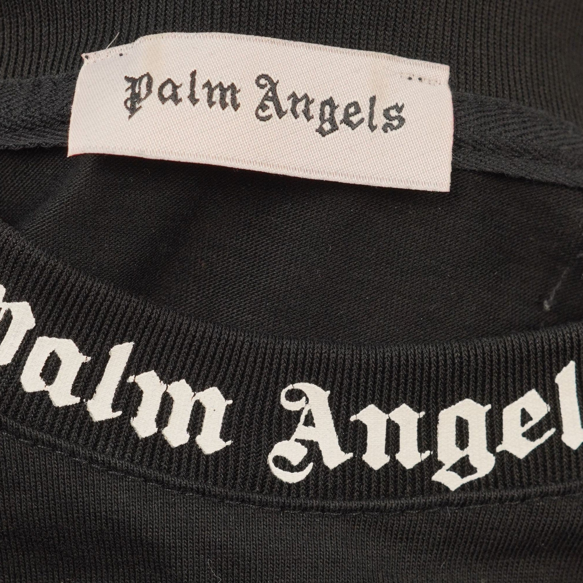 T-shirt Palm Angels "Logo Over" – Nera con Scritta Gotica al Collo – Taglia S (Oversize Fit)