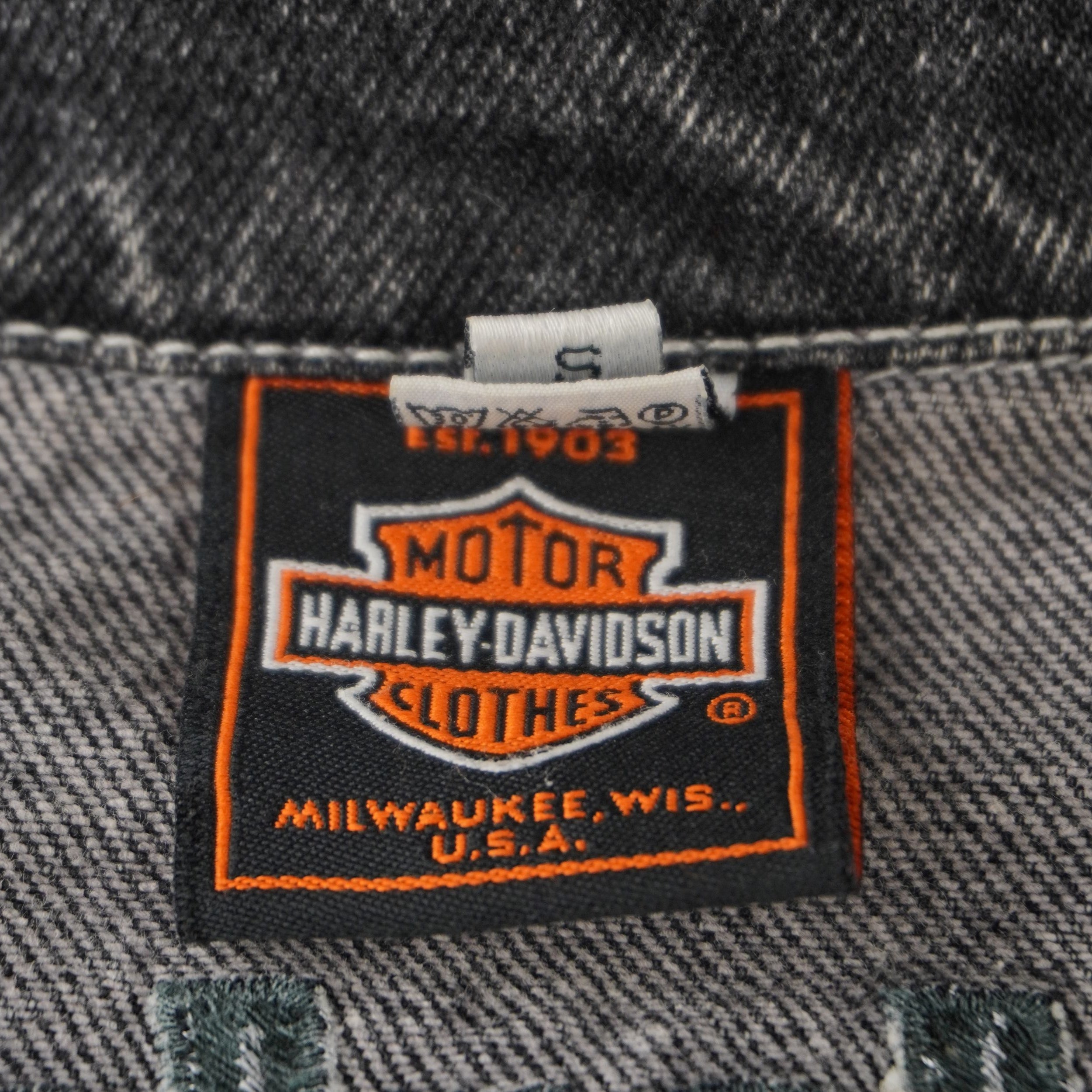 Etichetta d'archivio tessuta in jacquard nero, arancione e bianco Harley-Davidson Clothes Milwaukee Wisconsin sul retro del collo.