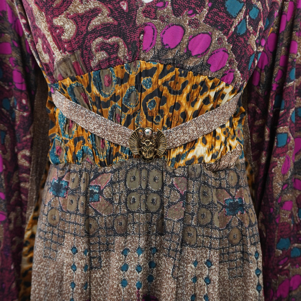 Primo piano della sezione centrale dell'abito con mix di stampe leopardate e damascate, arricchite da filati metallizzati in Lurex.