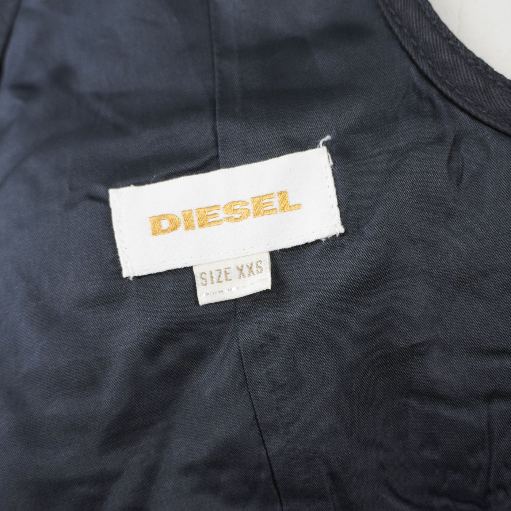 Etichetta interna Diesel bianca e gialla cucita nel gilet, pezzo d'archivio originale garantito.