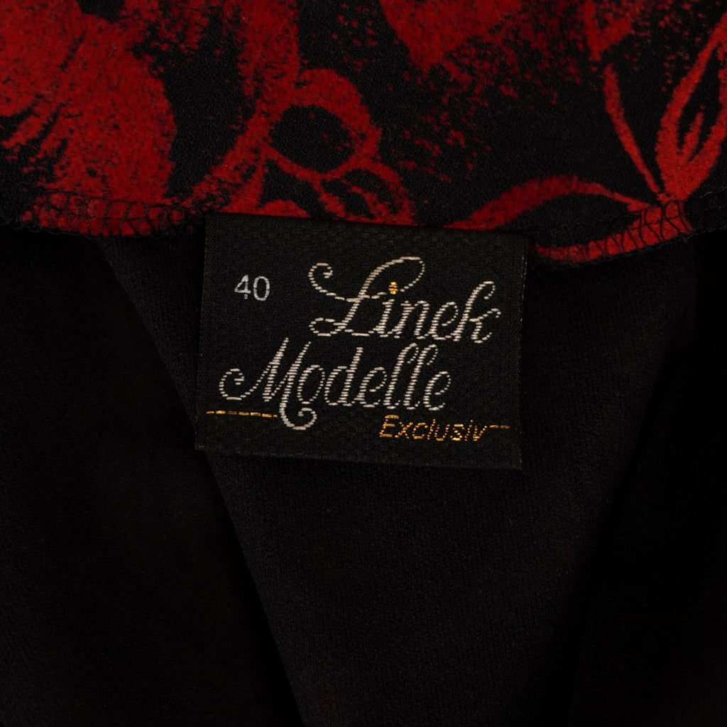 Primo piano dell'etichetta nera ricamata con il logo "Linek Modelle Exclusiv", garanzia di autenticità e qualità sartoriale vintage.