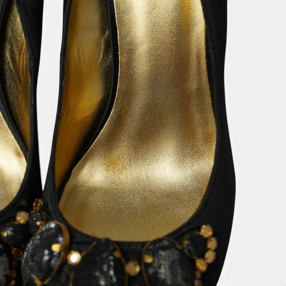 Inquadratura dall alto della scollatura e del sottopiede in pelle metallizzata oro