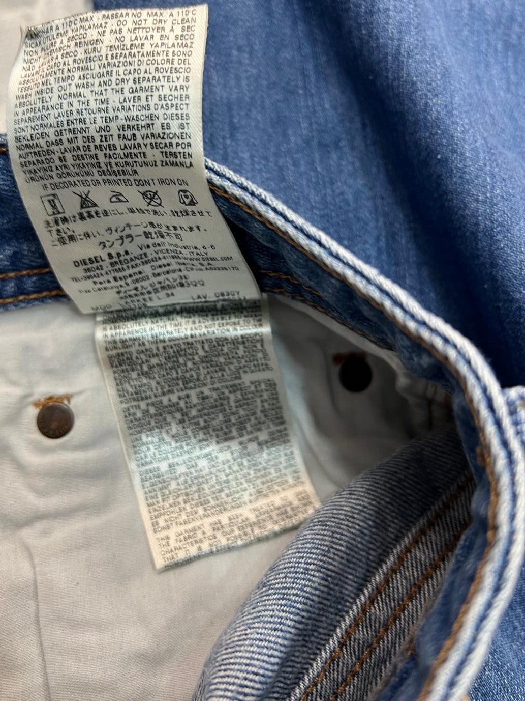 Jeans Diesel Industry uomo taglio Regular Straight in denim blu con lavaggio medio e dettaglio etichetta