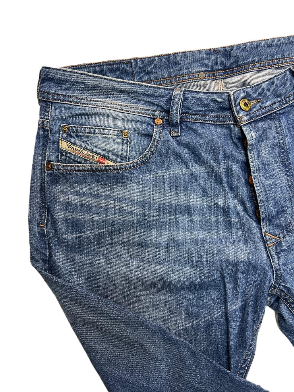 Jeans Diesel Industry uomo taglio Regular Straight in denim blu con lavaggio medio e dettaglio logo sulla tasca.