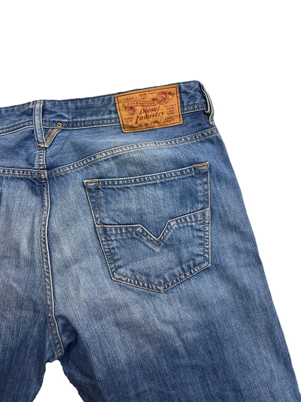 Jeans Diesel Industry uomo taglio Regular Straight in denim blu con lavaggio medio e dettaglio logo sul retro