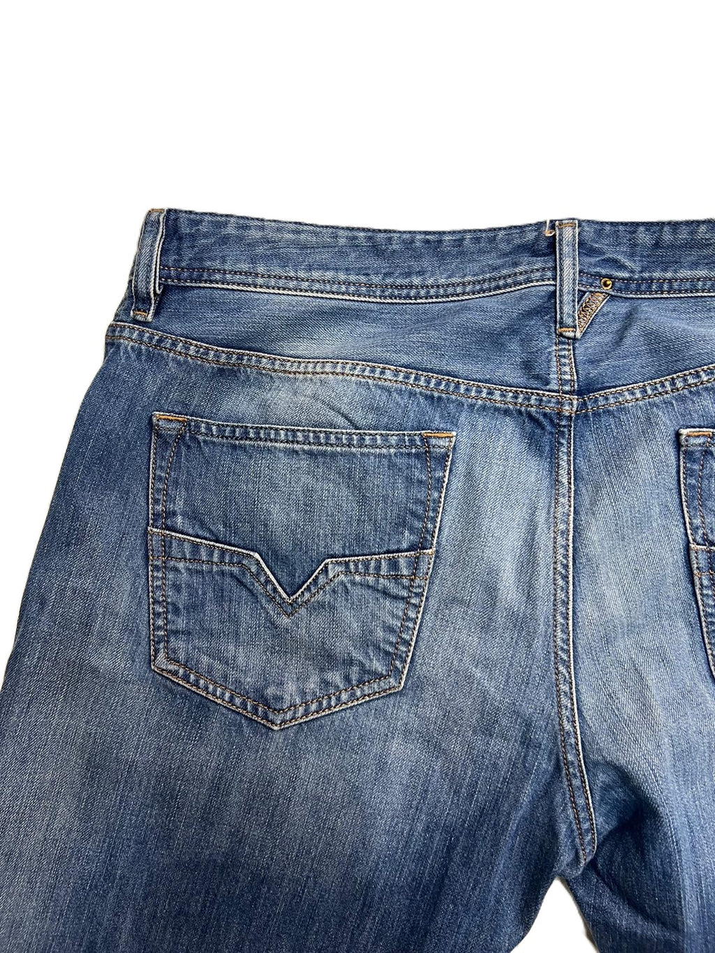Jeans Diesel Industry uomo taglio Regular Straight in denim blu con lavaggio medio e dettaglio tasca retro