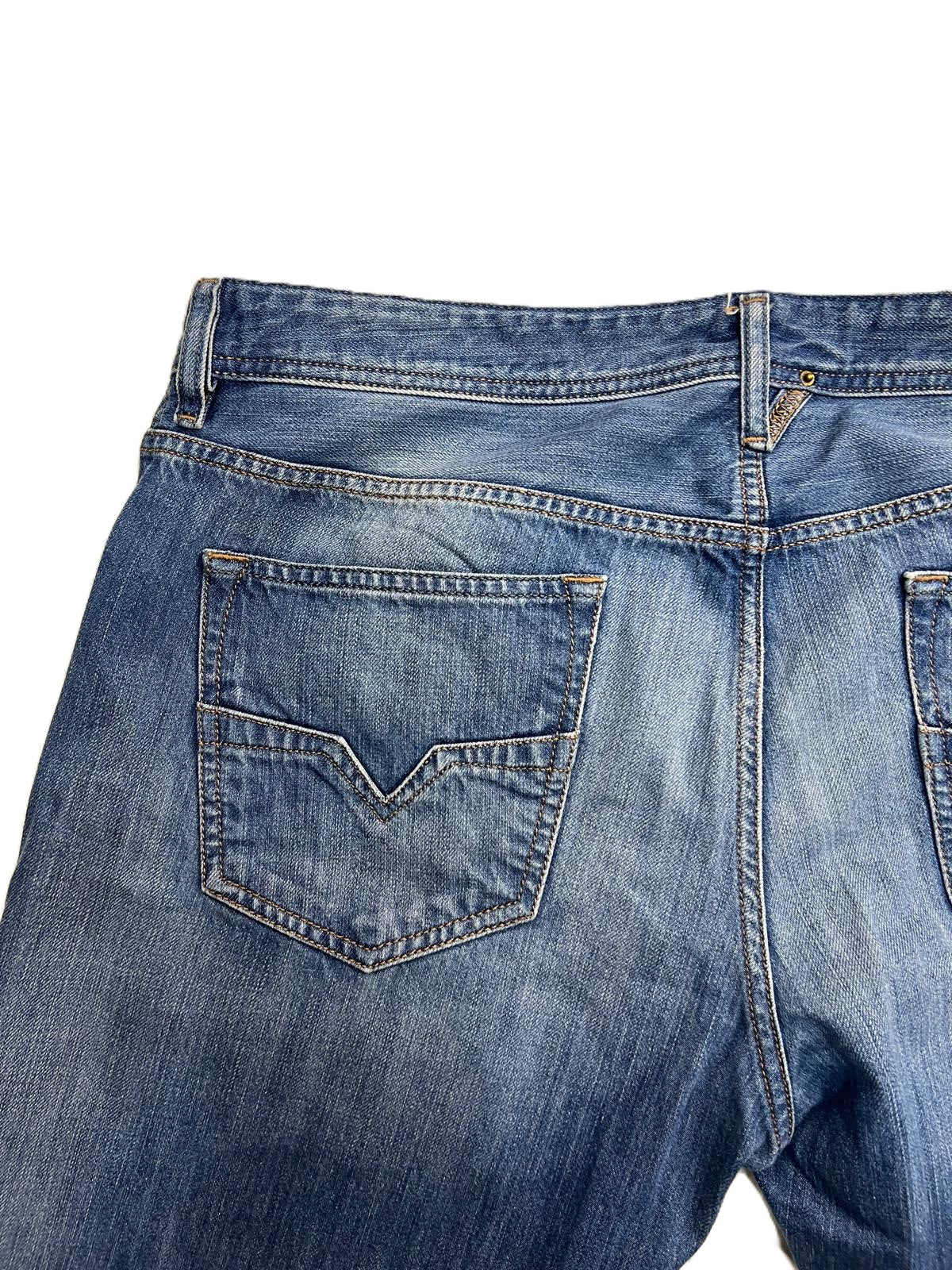 Jeans Diesel Industry uomo taglio Regular Straight in denim blu con lavaggio medio e dettaglio tasca retro