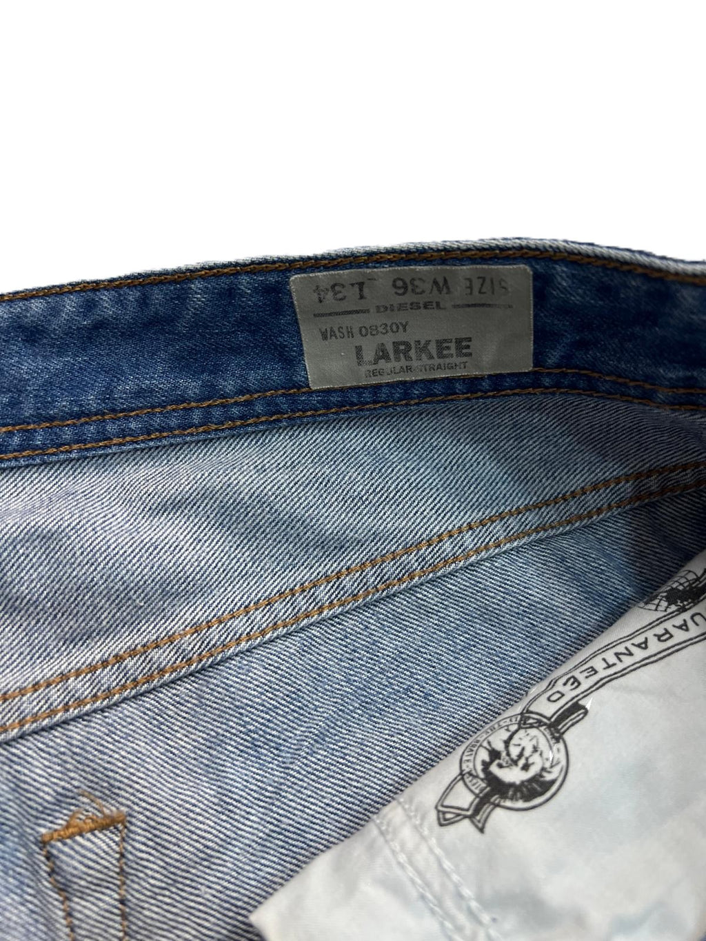 Jeans Diesel Industry uomo taglio Regular Straight in denim blu con lavaggio medio e dettaglio taglia