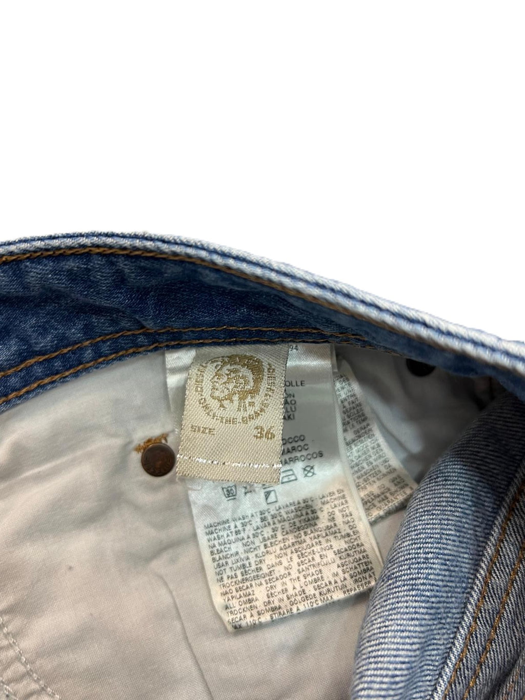 Jeans Diesel Industry uomo taglio Regular Straight in denim blu con lavaggio medio e dettaglio taglia