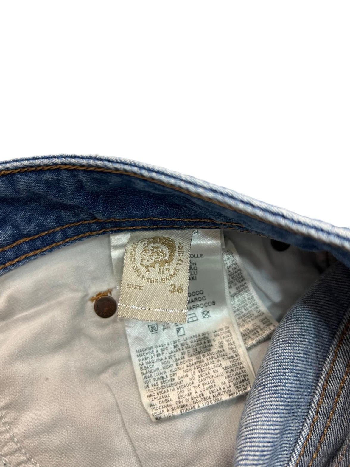 Jeans Diesel Industry uomo taglio Regular Straight in denim blu con lavaggio medio e dettaglio taglia