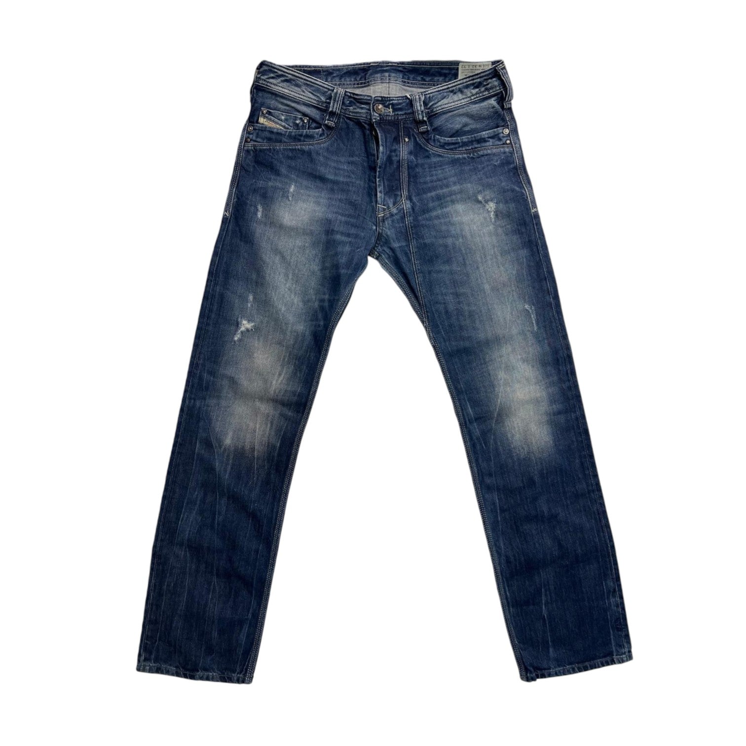 Vista frontale piana di un paio di jeans Diesel Timmen a gamba dritta in denim blu indaco medio-scuro con sbiaditure sulle cosce ed effetto distressed.