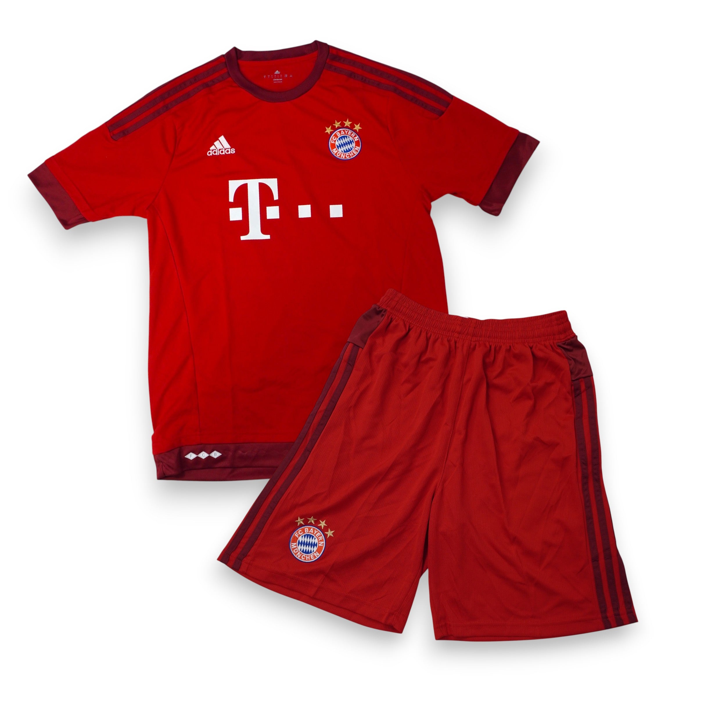 Kit completo Adidas Bayern Monaco 2015/16: maglia home rossa con dettagli bordeaux e pantaloncini coordinati, taglia L, condizioni vintage eccellenti con loghi ricamati.