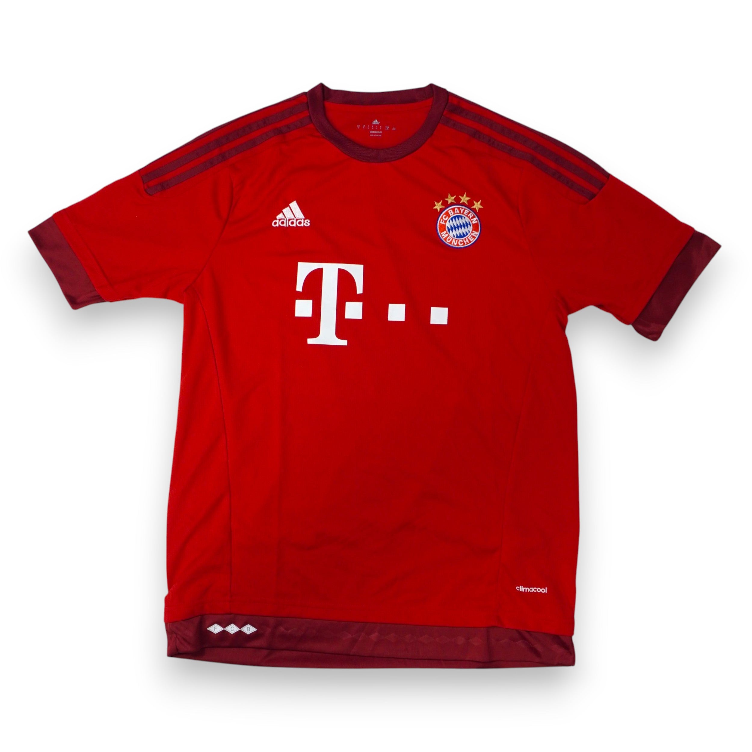 Kit completo Adidas Bayern Monaco 2015/16: maglia home rossa con dettagli bordeaux e pantaloncini coordinati, taglia L, condizioni vintage eccellenti con loghi ricamati.