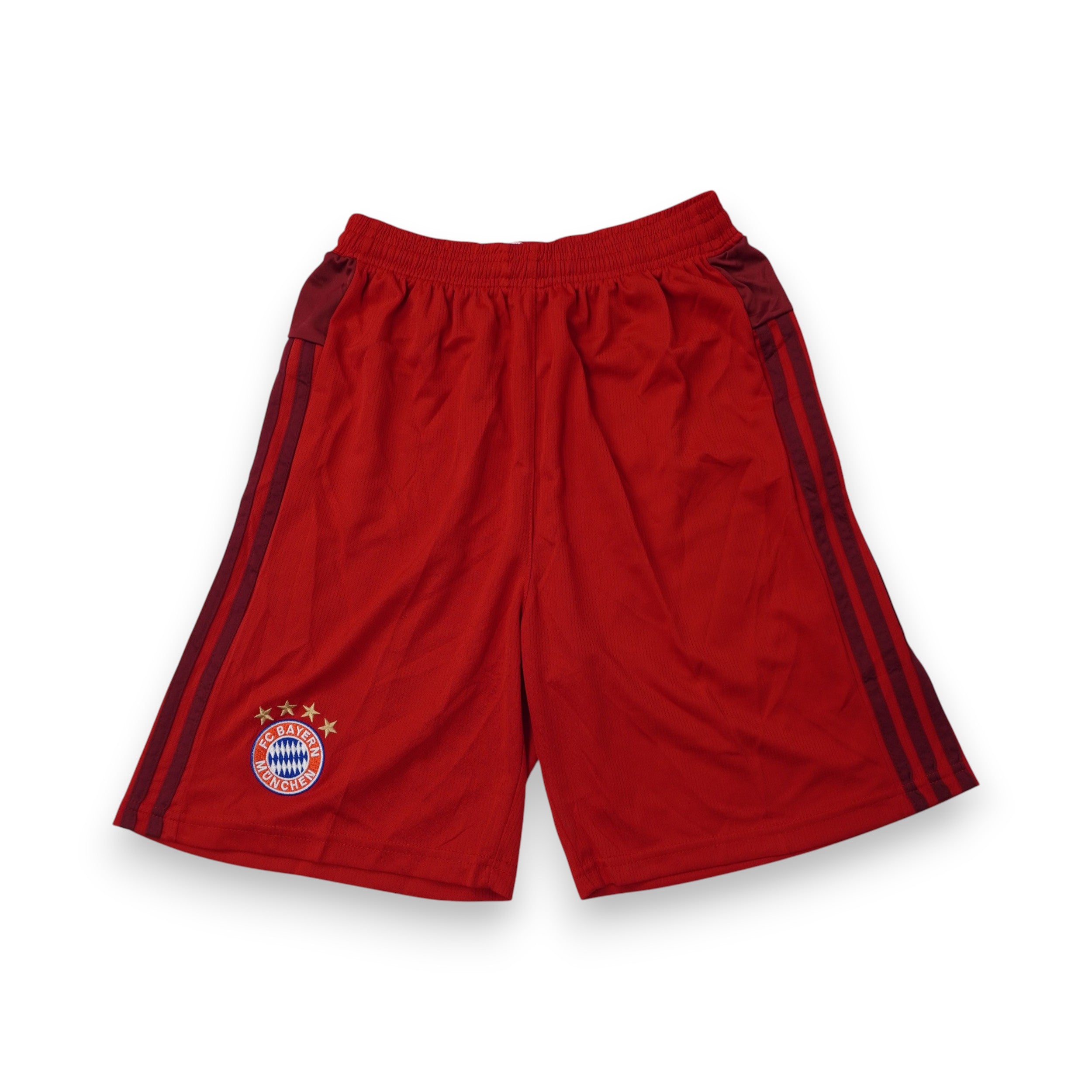 Kit completo Adidas Bayern Monaco 2015/16: maglia home rossa con dettagli bordeaux e pantaloncini coordinati, taglia L, condizioni vintage eccellenti con loghi ricamati.