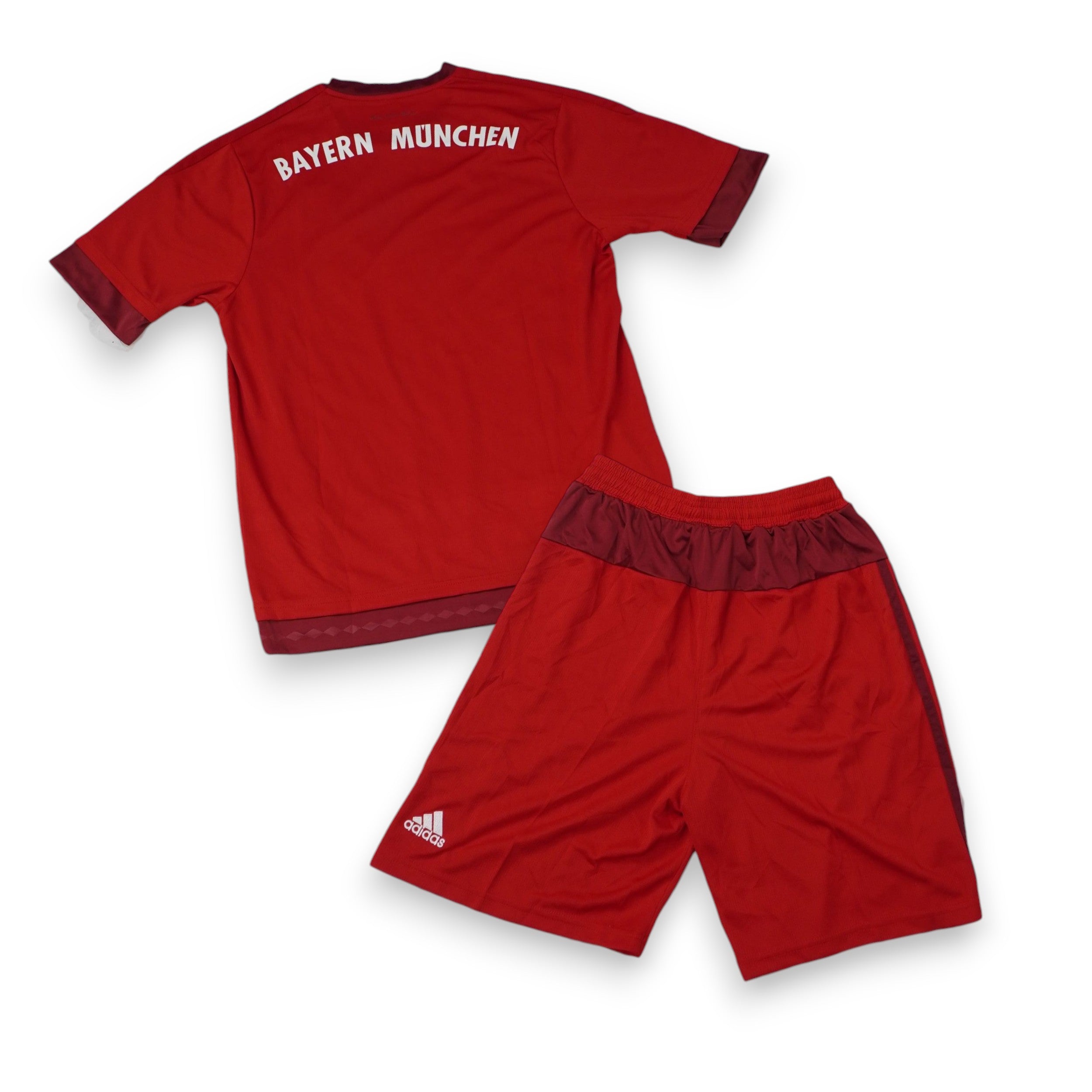 Kit completo Adidas Bayern Monaco 2015/16: maglia home rossa con dettagli bordeaux e pantaloncini coordinati, taglia L, condizioni vintage eccellenti con loghi ricamati.