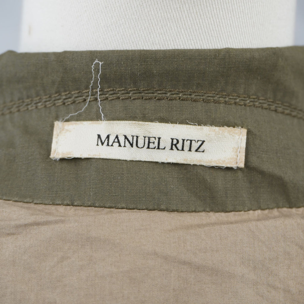 Etichetta bianca con logo Manuel Ritz cucita sulla fodera interna del colletto.