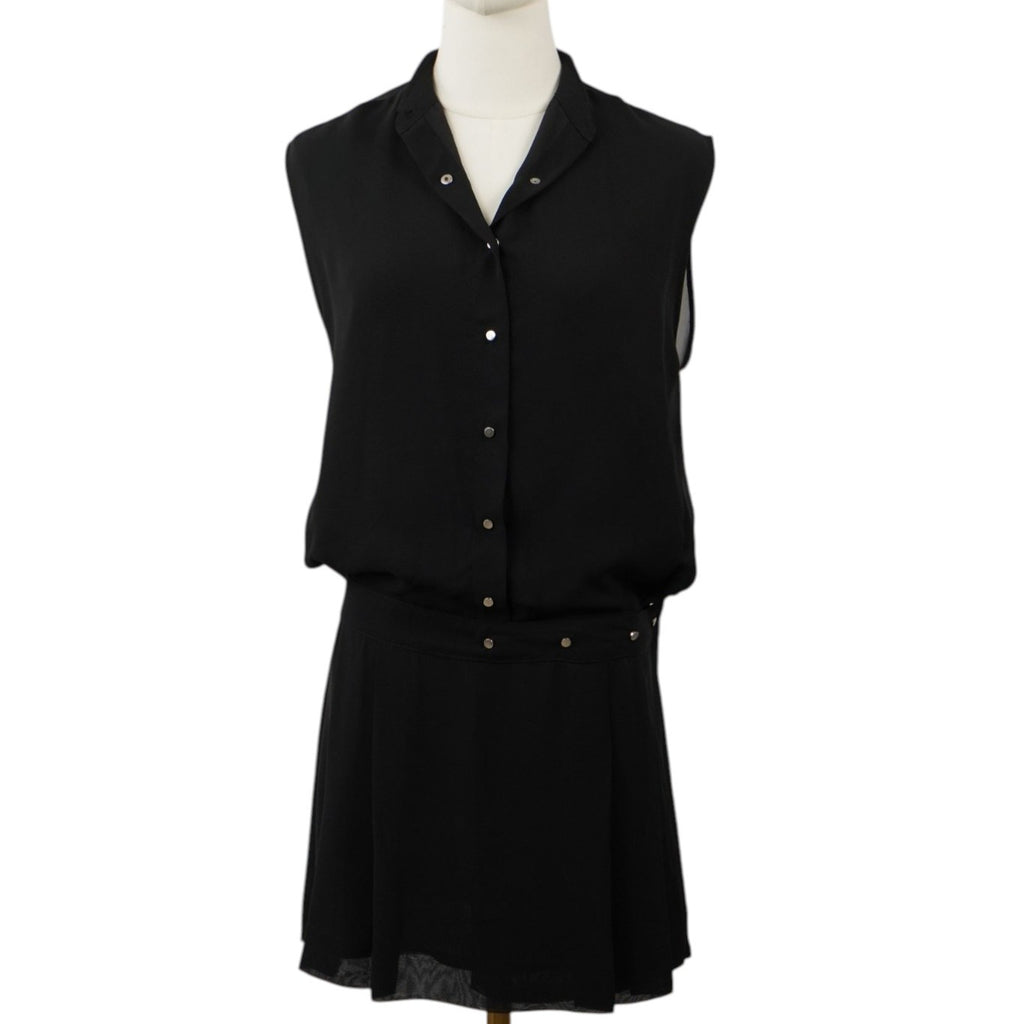 Vista frontale dell'abito corto smanicato Diesel nero con top morbido blusante e gonna a pieghe.