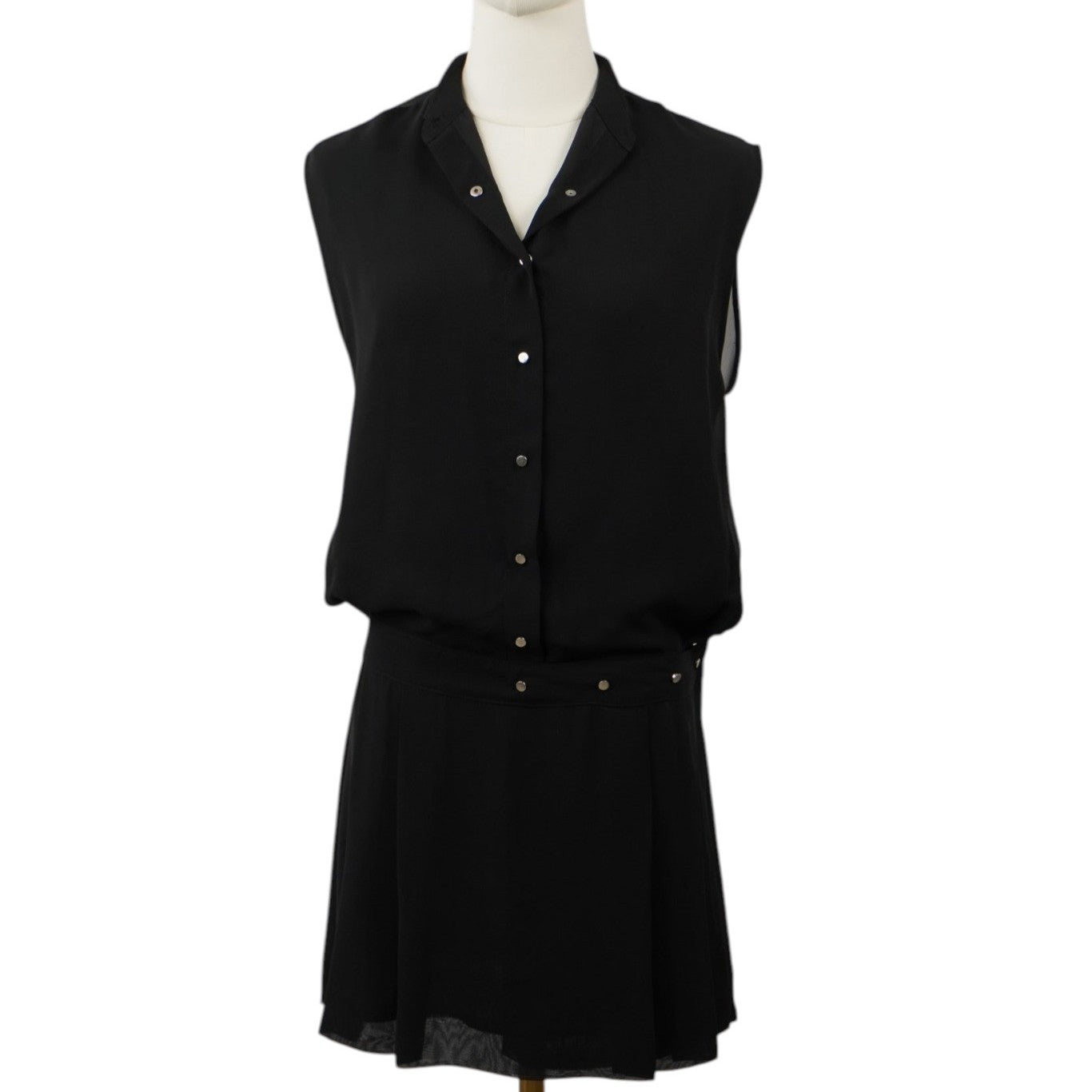 Vista frontale dell'abito corto smanicato Diesel nero con top morbido blusante e gonna a pieghe.