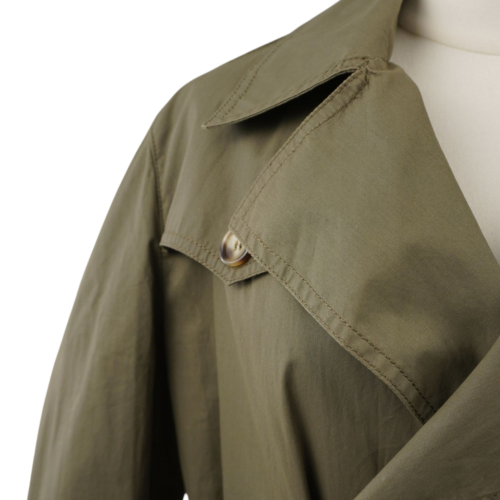 Dettaglio della spalla sinistra con mostrina e bottone, tipico design ispirato al modello militare M-1951.