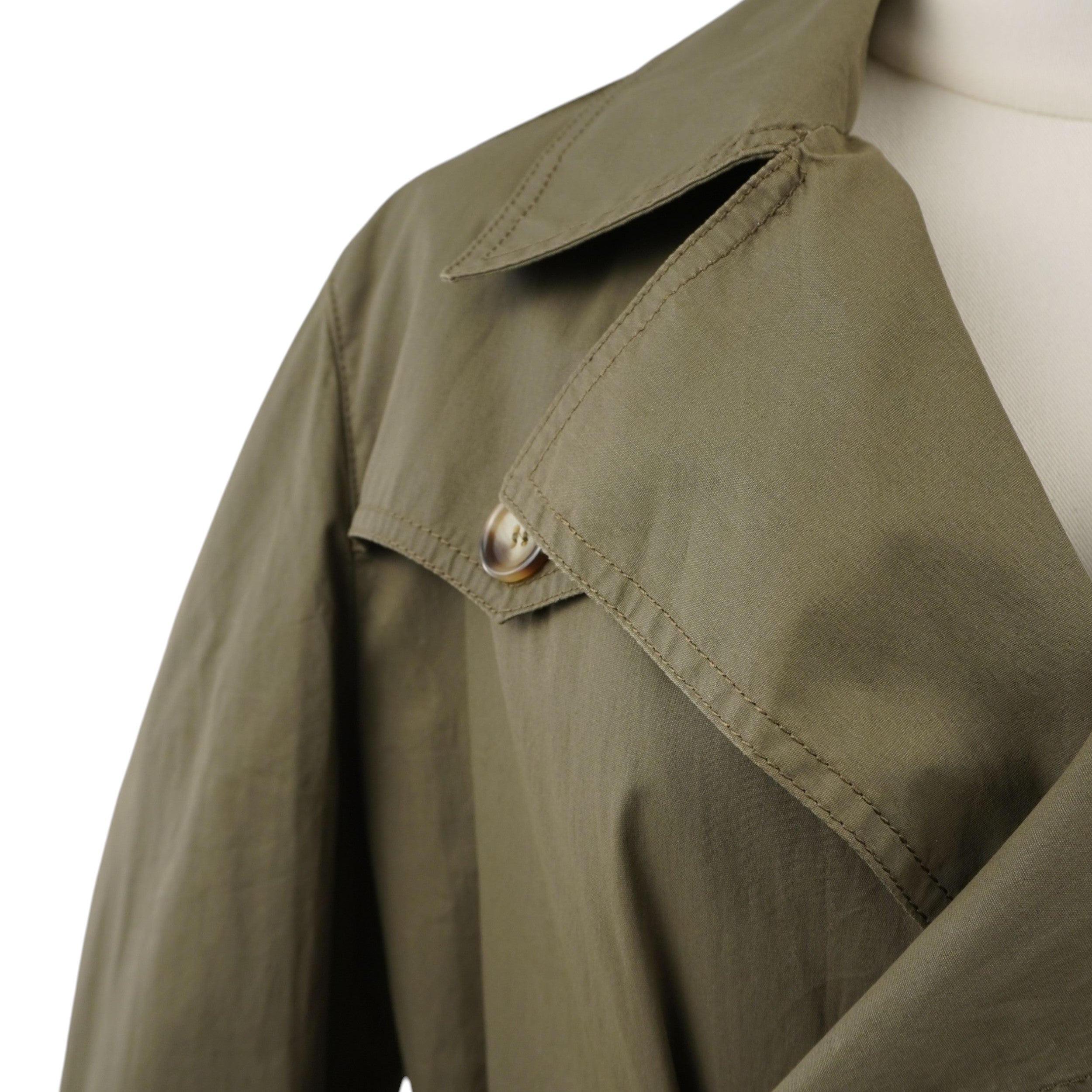 Dettaglio della spalla sinistra con mostrina e bottone, tipico design ispirato al modello militare M-1951.