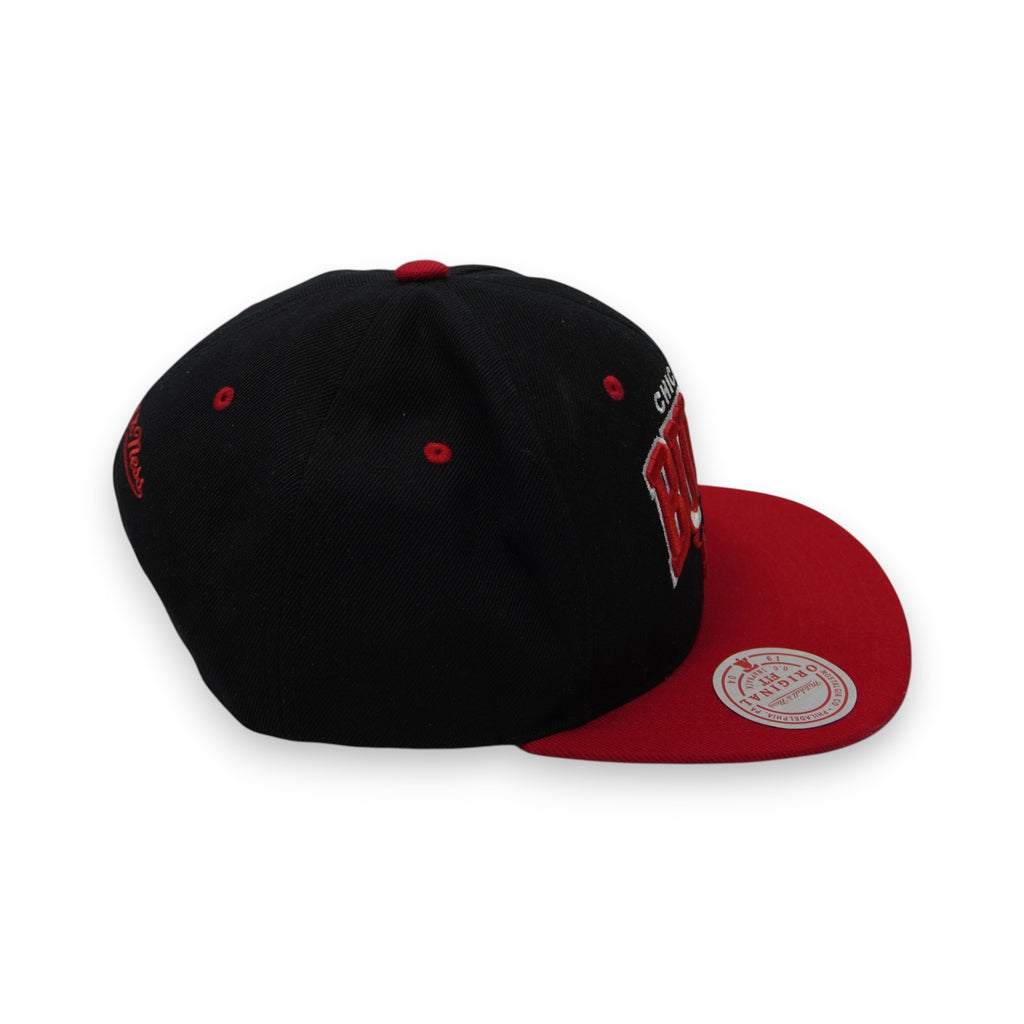Profilo laterale del cappello che evidenzia la visiera rigida rossa e la profondità della corona nera.