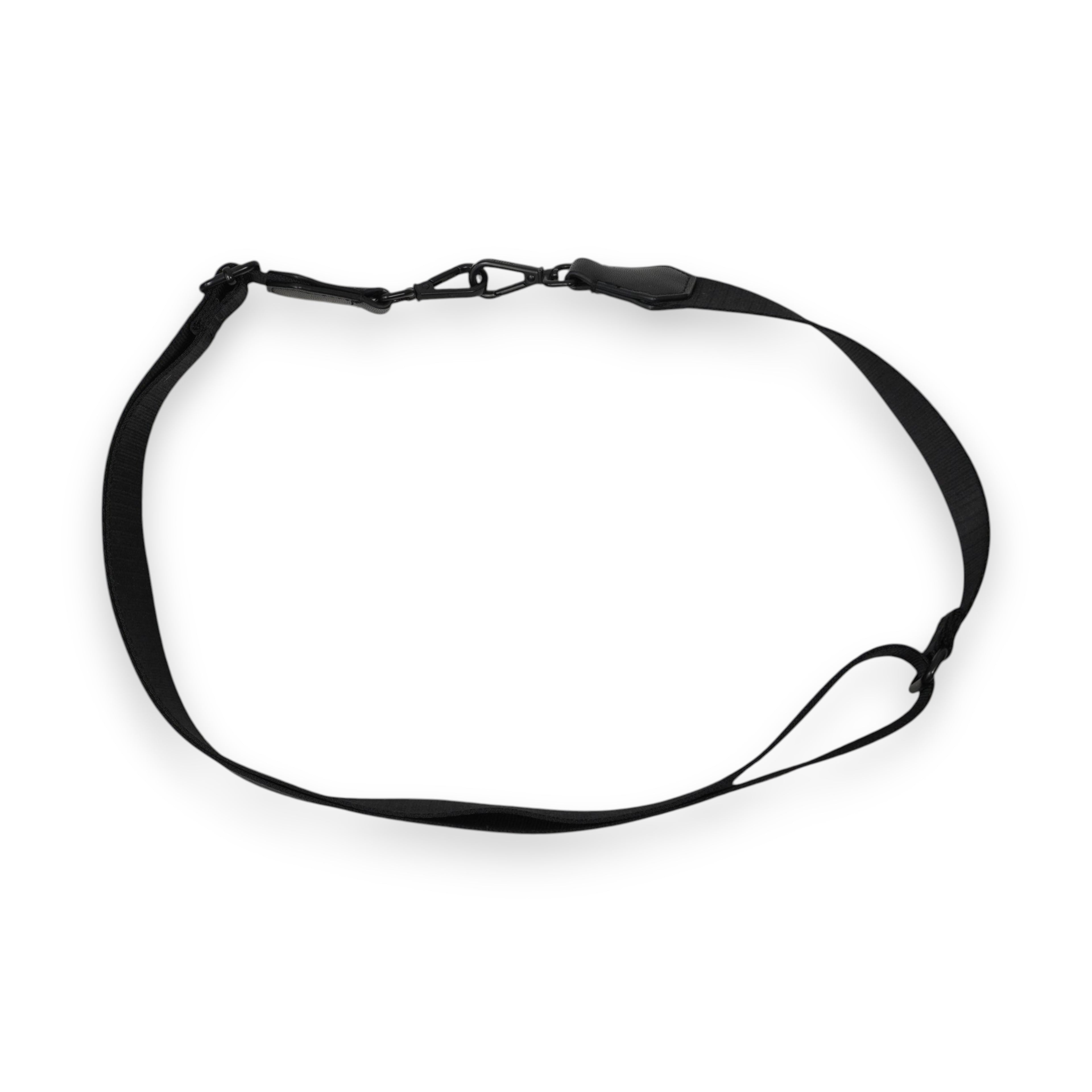 Tracolla regolabile e rimovibile in tessuto nero con moschettoni e hardware in metallo satinato per borsa Puma.