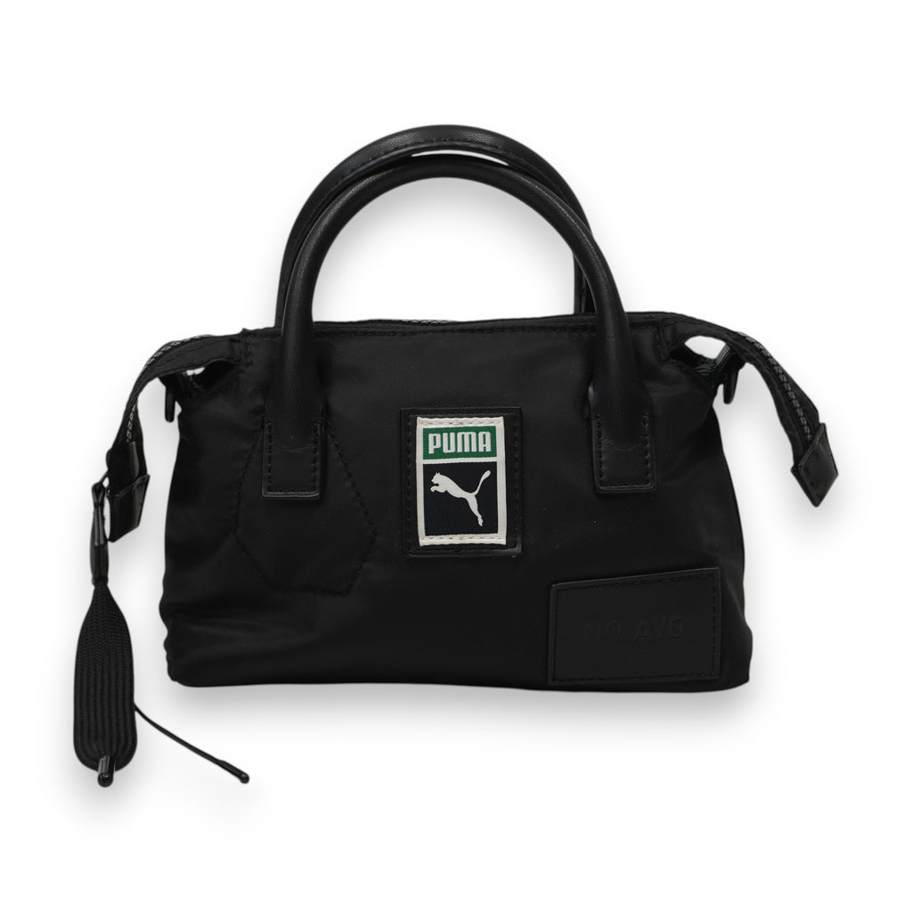 Borsa a mano Puma Core Pop Mini Grip nera, vista frontale con maxi patch logata e design a bauletto compatto.