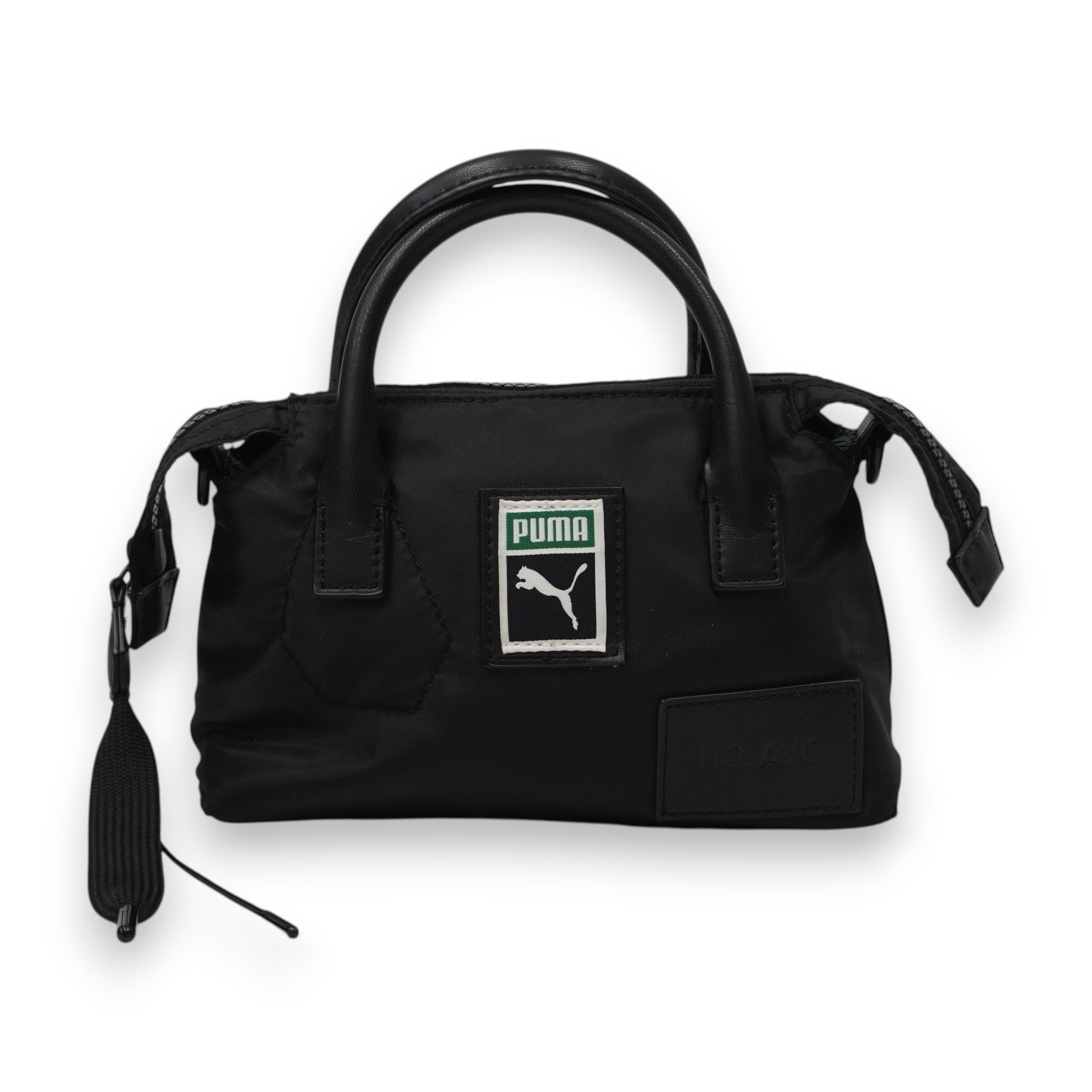 Borsa a mano Puma Core Pop Mini Grip nera, vista frontale con maxi patch logata e design a bauletto compatto.