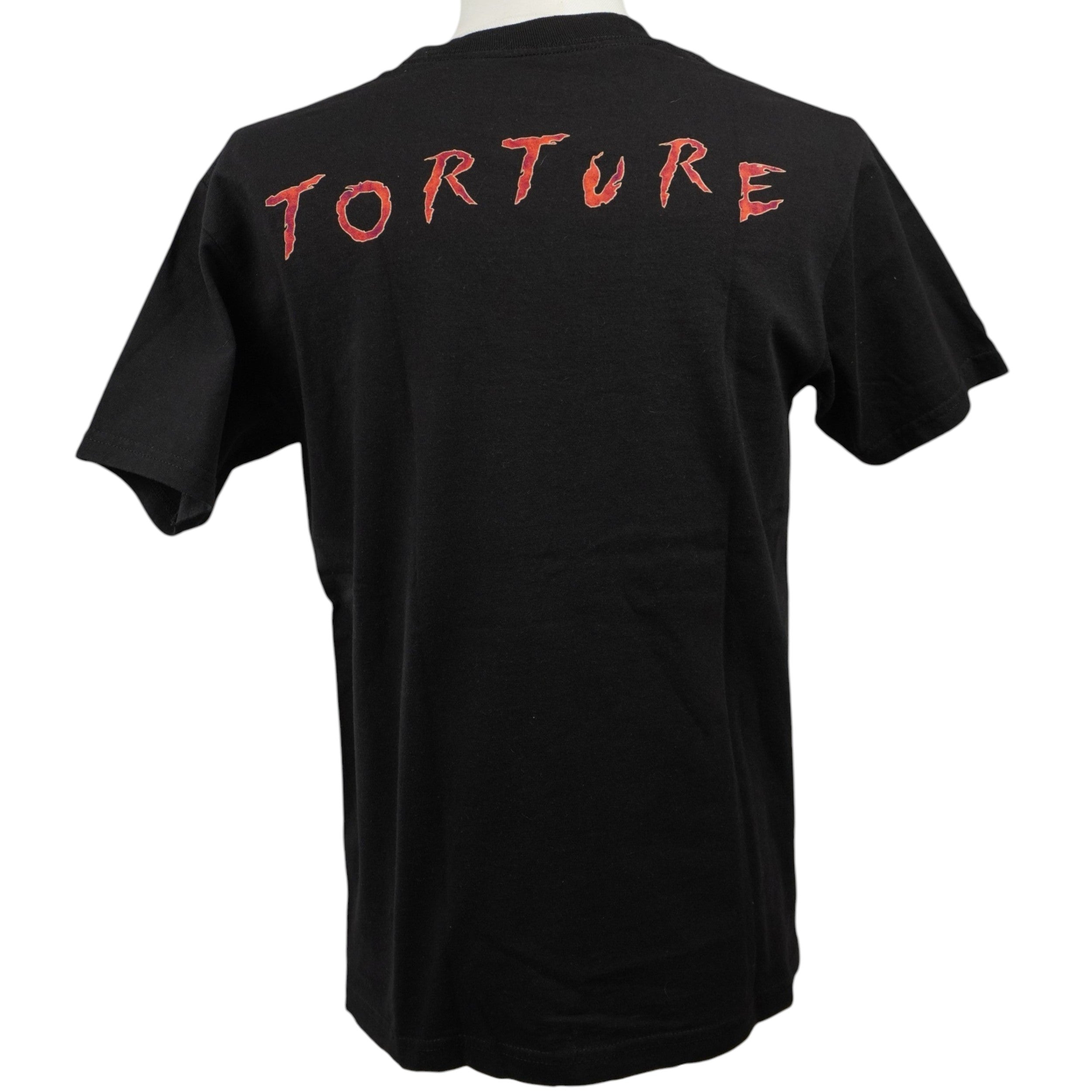 Retro della maglietta dei Cannibal Corpse con la scritta "TORTURE" stampata in rosso in stile splatter sulla parte superiore della schiena.