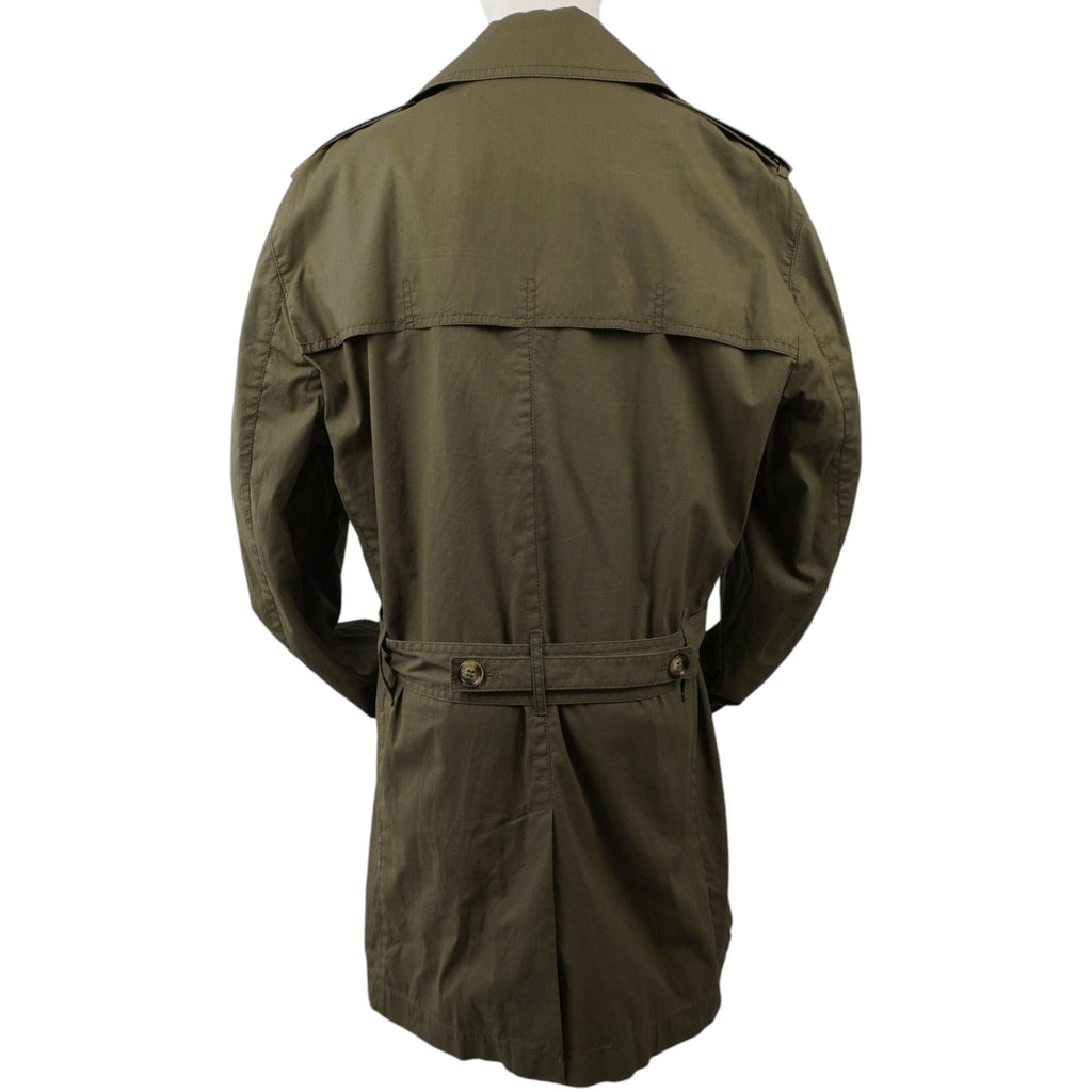  Retro del trench Manuel Ritz verde oliva che mostra il taglio sartoriale, la cintura e lo spacco centrale posteriore.