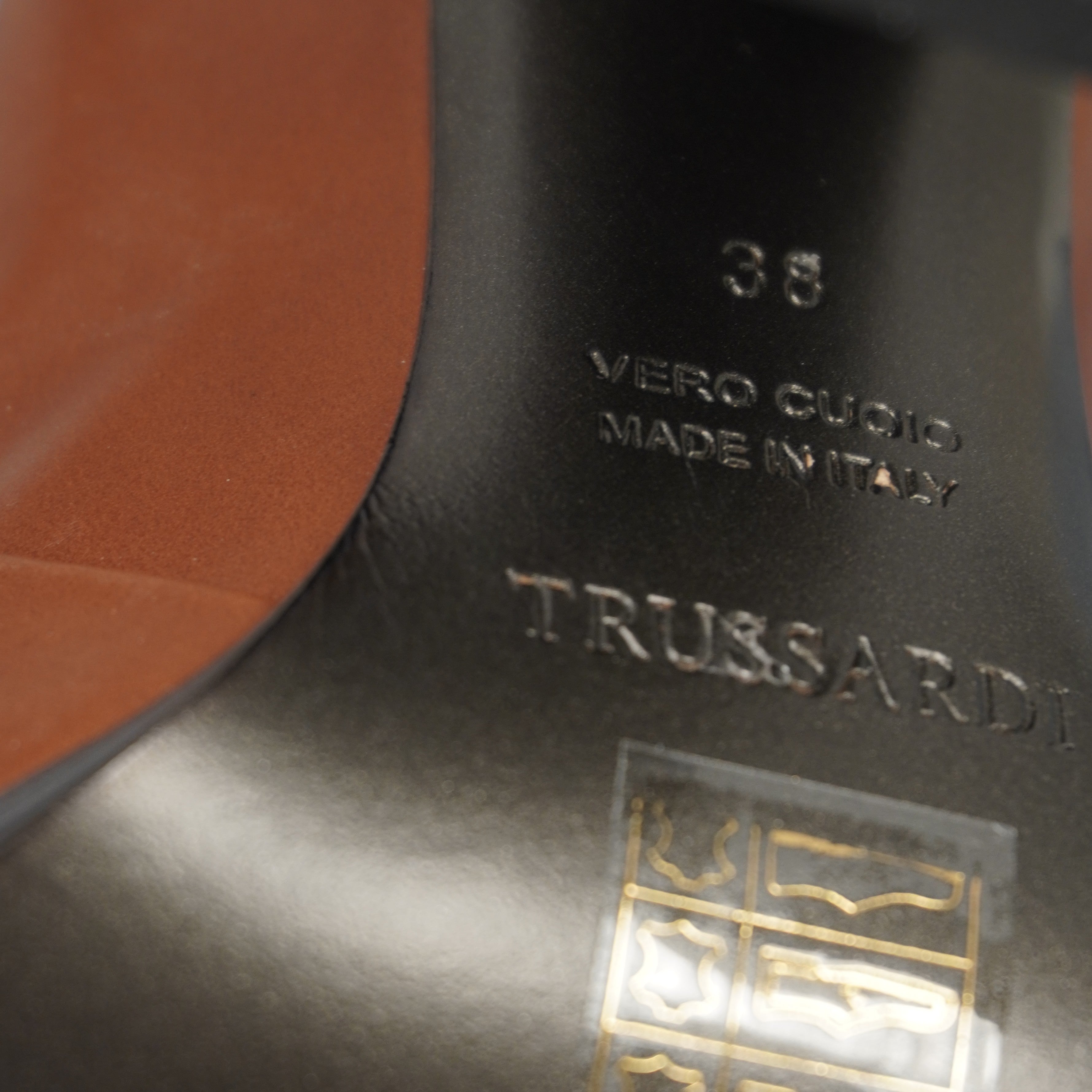 Particolare della suola esterna con logo Trussardi inciso, dicitura "Vero Cuoio" e "Made in Italy", taglia 38.